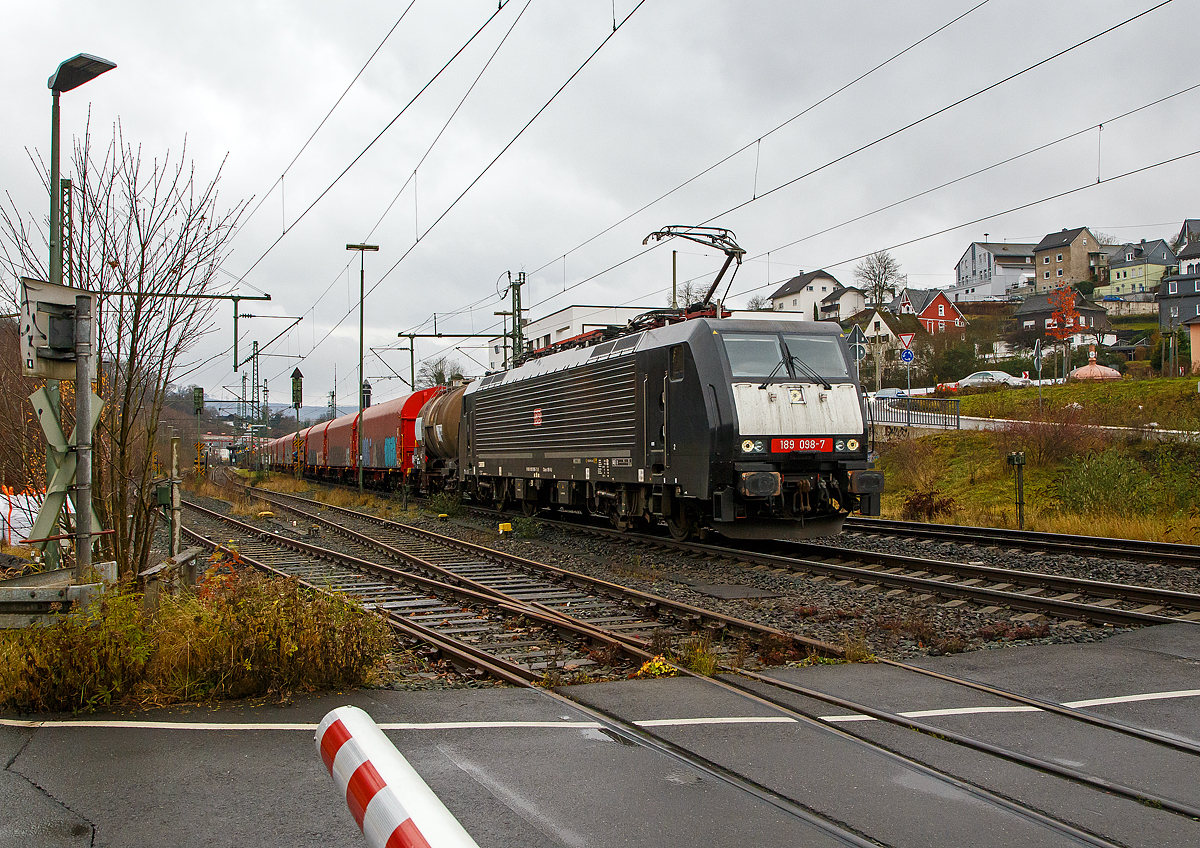 Die schwarze DB Cargo 189 098-7 (91 80 6189 098-7 D-DB), ex MRCE Dispolok ES 64 F4-998, fährt am 26.11.2021 mit einem gemischten Güterzug durch Niederschelden in Richtung Siegen.

Die Siemens EuroSprinter ES 64 F4 wurde 2005 von Siemens in München-Allach unter der Fabriknummer 21084 gebaut und an die Railion Deutschland AG (heute DB Cargo) geliefert. Im Jahr 2006 wurde sie an die MRCE verkauft und wieder bis 2008 von der Railion angemietet. 2008 bekam sie die NVR-Nummer 91 80 6189 098-7 D-DISPO, zudem erfolgte die Umrüstung/Umbau in die Variante J (Class 189-VJ) und hat so nun die Zulassung für Deutschland und die Niederlande. Nach einigen Mietstationen wurde sie zum 17.06.2021 wieder DB Cargo AG verkauft.

Die BR 189 (Siemens ES64F4) hat eine Vier-Stromsystem-Ausstattung, diese hier hat die Variante J (Class 189-VJ) und besitzt so die Zugbeeinflussungssysteme LZB/PZB, ETCS und ATB für den Einsatz in Deutschland und den Niederlanden.
Die Stromabnehmerbestückung ist folgende: 
Pos. 1: D, NL (AC)
Pos. 2: NL (DC)
Pos. 3: NL (DC)
Pos. 4: D, NL (AC)
