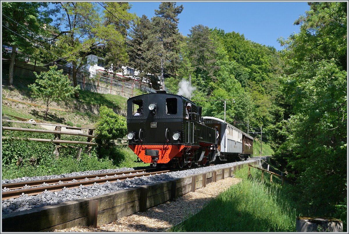 Die SEG G 2x 2/2 105 der Blonay Chamby Bahn ist bei Chantemerle auf dem Weg nach Blonay. Sehr schön zu sehen sind die neuen Gleise auf diesem Abschnitt. Während der Sanierung des Baye de Clarens Viaduktes lag eine Kiesschicht im Gleisbereich, damit die Strassenfahrzeuge zur Baustelle gelangen konnten. Das sah (jedenfalls für meinen Geschmack) nicht sehr schön aus und ich vermied grösstenteils Aufnehmen in diesem Streckenbereich.  

18. Mai 2025