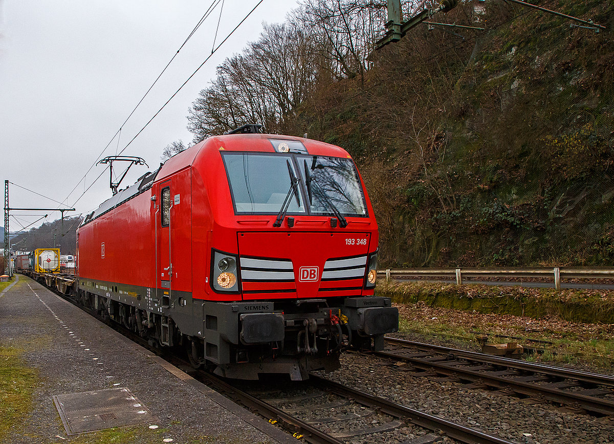 Die Siemens Vectron MS 193 348-0 (91 80 6193 348-0 D-DB) der DB Cargo AG f�hrt am 15.01.2022 mit einem „HUPAC-Zug“ (KLV/Container-Zug) durch Scheuerfeld (Sieg) in Richtung K�ln.

Sorry den freundlichen Gru� des Lokf�hrers hatte ich Vorort nicht gesehen, den ich aber hiermit gerne erwidern m�chte.

Die Vectron MS wurde 2018 von Siemens in M�nchen unter der Fabriknummer 22427 gebaut und an die DB Cargo geliefert.  Diese Vectron Lokomotive ist als MS – Lokomotive (Multisystem-Variante) mit 6.400 kW konzipiert und zugelassen f�r Deutschland, �sterreich, Schweiz, Italien und die Niederlande (D/A/CH/I/NL), sie hat eine H�chstgeschwindigkeit von 200 km/h. So ist es m�glich ohne Lokwechsel vom Mittelmeer die Nordseeh�fen Rotterdam oder Hamburg an zu fahren.

Die Vectron MS hat folgende Leistungen:
Unter 15kV, 16,7Hz und 25kV, 50Hz Wechselstrom mit 6.400kW;
unter 3kV Gleichstrom mit 6.000kW sowie
unter 1,5kV Gleichstrom 3.500kW

Auf dem Dach der Lok befinden sich vier Einholmstromabnehmer
Position A Pantograf f�r AC 1.450 mm breit (f�r Schweiz)
Position B Pantograf f�r DC 1.450 mm breit (f�r Italien)
Position C Pantograf f�r DC 1.950 mm breit (f�r Niederlande)
Position D Pantograf f�r AC 1.950 mm breit (f�r Deutschland, �sterreich), die Position D ist hier im Bild hinten.

TECHNISCHE DATEN der Vectron MS:
Spurweite: 1.435 mm
Achsformel: Bo'Bo'
L�nge �ber Puffer: 18.980 mm
Drehzapfenabstand: 9.500 mm
Achsabstand im Drehgestell: 3.000 mm
Breite (�ber Handstangen): 3.012 mm
H�he (Panto abgesenkt): 4.248 mm
Raddurchmesser :  1.250 mm (neu) / 1.170 mm (abgenutzt)
Gewicht:  90 t
Spannungssysteme:  15 kV, 16,7 Hz AC / 25 kV, 50 Hz AC / 1,5kV DC / 3 kV DC
Max. Leistung am Rad:  6.400 kW (unter Wechselstrom)
Max. Leistung regenerative Bremse:  6.400 kW
Max. Leistung Widerstandsbremse:  2.600 kW
Anfahrzugskraft:  300 kN
Dauerzugkraft:  250 kN
H�chstgeschwindigkeit: 200 km/h
Elektrische Bremskraft: max. 240 kN
Kraft�bertragung: Ritzelhohlwellenantrieb
Kleinster befahrbarer Gleisbogen:  R = 80 m
Volumina Betriebsstoffe: Sandbeh�lter 4 x 60 l; Wischwasserbeh�lter 2 x 28 l und Spurkranzschmierung 13 l

Quelle der Daten: Siemens