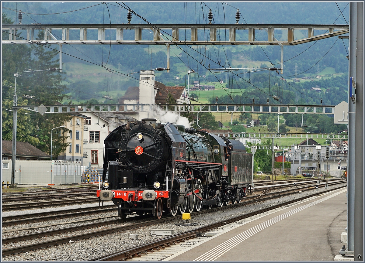 Die SNCF 141 R 1244 vom Verein Mikado 1244 rangiert in Arth Goldau. 

24. Juni 2018