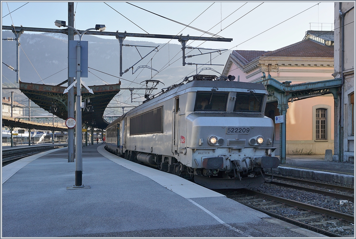 Die SNCF BB 22209 mit ihrem TER 96556 von Genève nach Lyon Part Dieu beim Halt in Bellegarde(Ain).

23. März 2019