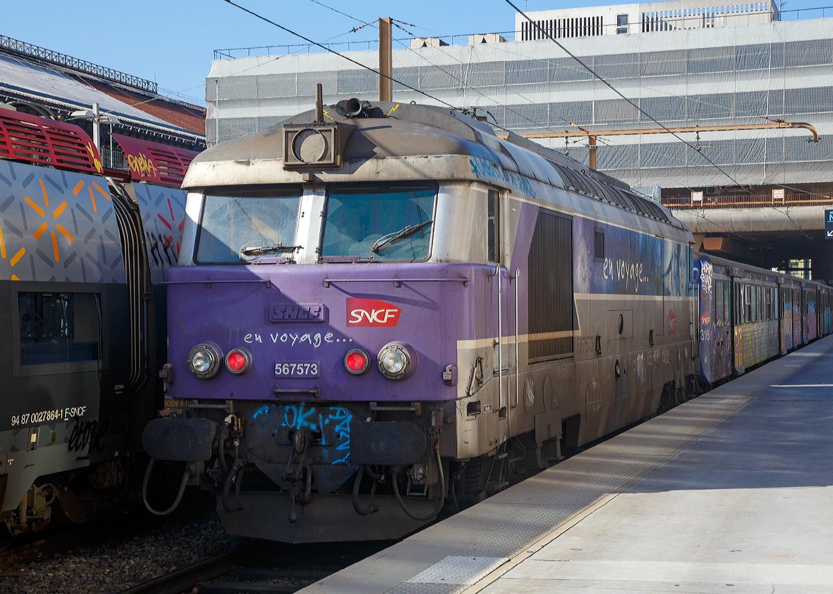 
Die SNCF  en voyage  BB 67573 (567573) steht am 26.03.2015 mit einem Regionalzug im Bahnhof Marseille Saint-Charles. Die erste Zahl vor der Loknummer gibt an welchen Geschäftsbereich der SNCF die Lok zugeordnet ist, hier „5“ = TER.

Zur Beschleunigung des Traktionswandels beschaffte die SNCF ab 1963 bei Brisonneau & Lotz/MTE (Matériel de traction électrique) eine mittelschwere vierachsige Lok mit dieselelektrischer Leistungsübertragung zum Einsatz sowohl vor Reise- wie auch vor Güterzügen. Da die neue Baureihe BB 67000 auf den meisten SNCF-Strecken verkehren sollte, musste ihr Gewicht so niedrig wie möglich gehalten werden. Daher wurde beim mechanischen Teil in großem Maße auf Leichtmetall- und Kunststoffteile zurückgegriffen. Kernstück ihres Antriebs war ein Dieselmotor vom Typ SEMT Pielstick V16 PA4 mit einer Leistung von 1.472 kW, angeflanscht an diesen Motor war ein Gleichstromgenerator, welcher die beiden Gleichstromfahrmotoren des Typs SW 9209 680 mit Energie versorgte. Auf die beiden Radsätze eines jeden, von der BB 9400 adaptierten „Monomoteur“-Drehgestells wirkte jeweils ein Fahrmotor über ein spezielles Getriebe mit zwei Übersetzungsverhältnissen (für 90 und 135 km/h).

Da die BB 67000 weder mit einer Dampfheizung noch einer elektrischen Heizung ausgestattet waren, ließ die SNCF die BB 67036 in den Jahren 1965/66 mit einem Drehstromgenerator ausrüsten, welcher mit Hilfe einer Doppelsternschaltung die beiden Fahrmotoren mit Strom versorgte. Am Generator konnte nun auch die Heizspannung für die elektrische Wagenheizung abgegriffen werden und so stand einem Reisezugeinsatz nichts mehr im Wege. Am 1. Mai 1966 wurde die BB 67036 in BB 67291 umgezeichnet und diente fortan als Prototyp für die kurz darauf bestellte Baureihe 67300. Sie waren bevorzugt für den Reisezugeinsatz gedacht und für eine etwas höhere Geschwindigkeit ausgelegt. Zwischen Dezember 1967 und November 1969 lieferten BL/MTE insgesamt 70 Exemplare aus. Der Motor blieb derselbe, seine Leistung konnte jedoch auf 1.765 kW gesteigert werden. Die elektrische Energie für Fahrmotoren und Wagenheizung erzeugte nun ein angeflanschter Drehstromgenerator. Wie die BB 67000 erhielten auch die BB 67300 eine Doppeltraktionssteuerung eingebaut. 

Weitgehend identisch mit den BB 67300 lieferten BL/MTE zwischen August 1969 und Oktober 1975 insgesamt 232 Exemplare der Baureihe BB 67400 aus, welche sich im Wesentlichen nur durch eine geänderte Drehgestellkonstruktion von der Ursprungsausführung unterschieden. Die neu konzipierten Drehgestelle besaßen nun einen Radsatzstand von 2.500 mm (statt vorher 2.400 mm) und die Sekundärfederung bestand nun aus Federn und Silentblöcken. Zudem haben sie anderen Fahrmotoren und zwar zwei CTS 66.43.4 1460 V fremdbelüftete Antriebe.

Zwischen 1975 und 1979 wurden noch 20 Maschinen der Ursprungsbaureihe BB 67000 in BB 67300 umgebaut. insgesamt 80 weitere BB 67000 zeichnete die SNCF zwischen 1980 und 2007 in die Baureihe BB 67200 um. Sie wurden auf den neuen TGV-Strecken für Bau- und Arbeitszugdienste sowie zum Abschleppen liegengebliebener TGV verwendet. Hierfür installierte man die für Schnellfahrstrecken notwendige Führerstandsignalisierung TVM 300 oder TVM 430 sowie teilweise eine Scharfenberg-Hilfskupplung. Die restlichen 24 Exemplare der BB 67000 mussten in den Jahren 2002 bis 2004 alle den Dienst quittieren. Die verbliebenen Baureihen stehen hingegen noch in großer Stückzahl in Betrieb. Während die BB 67200 ausschließlich SNCF-lnfra zugeordnet sind, kommen die beiden anderen Reihen bei allen SNCF-Sparten wie CiC, FRET, IDF, lnfra, TER und im Pariser Vorortverkehr Transilien zum Einsatz.


Technische Daten der SNCF BB 67400
Anzahl:  232 (Anfang Dez. 2015 noch 134 Maschinen in Betrieb)
Spurweite:  1.435 mm (Normalspur)
Achsformel:  Bo'Bo'
Länge über Puffer:  17.090 mm
Breite: 2.940 mm
Höhe: 4.140 mm
Drehzapfenabstand: 9.800 mm
Achsabstand im Drehgestell: 2.500 mm
Dienstmasse:  83,3 t
Radsatzfahrmasse:  20,8 t
Höchstgeschwindigkeit: 140 km/h
Installierte Leistung:  1.765 kW
Treibraddurchmesser:  1.260 mm
Dieselmotor: 16V-Dieselmotor, Typ S.E.M.T. Pielstick 16 PA 4 
Tankinhalt:  3.400 L
Verbrauch: ca. 3 L/km
Antrieb:  dieselelektrisch
Fahrmotoren: 2 Stück fremdbelüftete 1460 V Gleichstrommotoren CTS 66.43.4
Bremse: automatische Druckluftbremse
Zugheizung: elektrisch 1500 V =
Kupplungstyp:  Schraubenkupplung