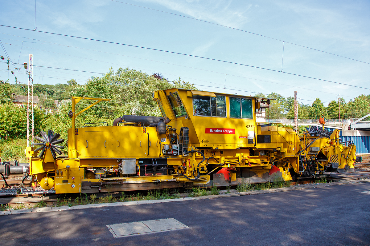 
Die SSP 911 Schnellschotterplaniermaschine der Bahnbau Gruppe eine Deutsche Plasser SSP 110 SW (Schweres Nebenfahrzeug Nr. 97 16 40 065 18 -3) ist am 11.05.2015 in Kreuztal abgestellt.

Die Schotterplaniermaschine wurde 1995 von der Deutsche Plasser unter der Fabriknummer 612 gebaut.

TECHNISCHE DATEN der SSP 110 SW:
Spurweite: 1.435 mm
Achsanzahl: 2 
Eigengewicht: 37 t
zul. Anhängelast: 20 t
Länge über Puffer: 17.500 mm
Achsabstand: 8.100 mm
Motorleistung: 400 kW
Höchstgeschwindigkeit: 90 km/h
Kleinster befahrbarer Radius: 120 m
zul. Streckenklasse: B1 oder höher
Zur Mitfahrt zugel. Personen: 5