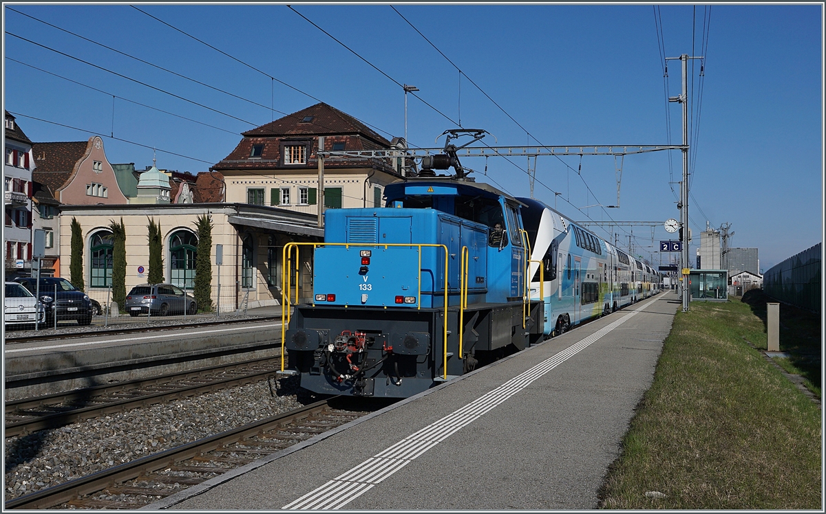 Die Stadler Eea 936 133-8 f�hrt mit einem sechsteiligen Westbahn  Kiss 2  auf dem Weg in Richtung St. Margrethen in Rheineck durch.

23. M�rz 2021