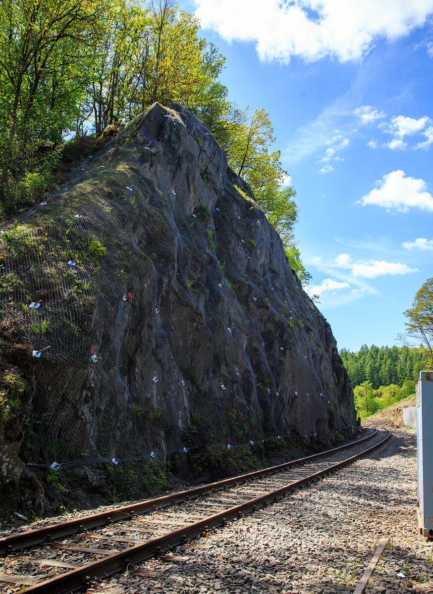 Die Strecke der Hellertalbahn (KBS 462), von Herdorf gesehen hinter dem Hp  Königsstollen am 19.05.2023, nun sind auch links die Netze zur Hangsicherung montiert. 