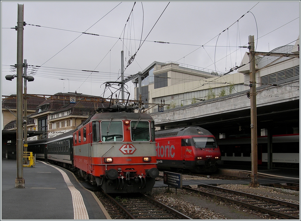 Die  Swiss-Express  Re 4/4 II 11108 mit einem IR nach Brig beim Halt in Lausanne. 
16. Oktober 2013