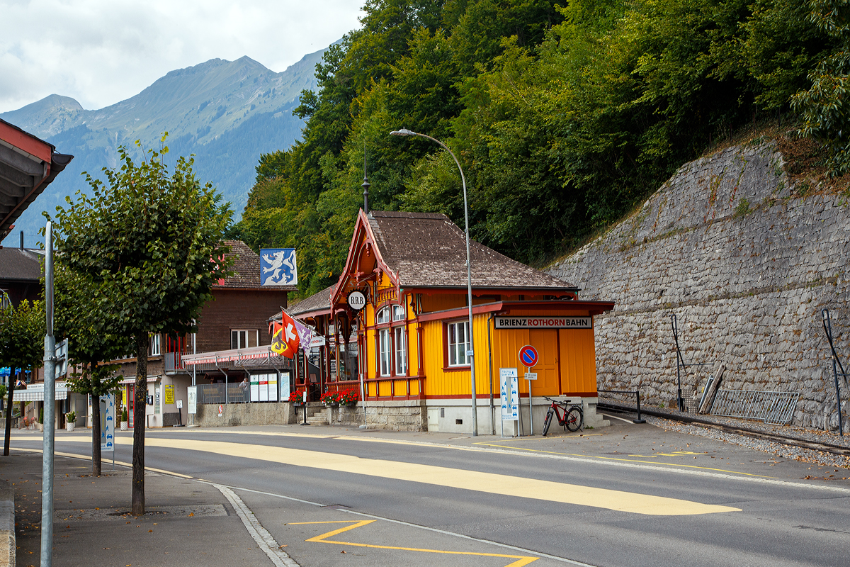 Die Talstation der Brienz-Rothorn-Bahn (BRB) am 09.09.2021 in Brienz, direkt gegenüber den zb Bahnhof. Leider hatte ich gerade einen Dampfzug verpasst.

Die Brienz-Rothorn-Bahn (BRB) ist eine Zahnradbahn (System Abt) in der Schweiz, die nur im Sommer, jährlich von Anfang Juni bis Ende Oktober, von Brienz auf das Brienzer Rothorn fährt. In der Vorsaison fährt die Bahn bis zur Planalp.

Streckendaten:
Fahrplanfeld: 475
Streckenlänge: 7,6 km
Spurweite: 800 mm (Schmalspur)
Maximale Neigung: 250 ‰
Minimaler Radius: 80 m
Zahnstangensystem: Abt
Talstation: Brienz BRB auf 566 m ü. M.
Bergstation: Rothorn Kulm auf 2.244 m ü. M.
