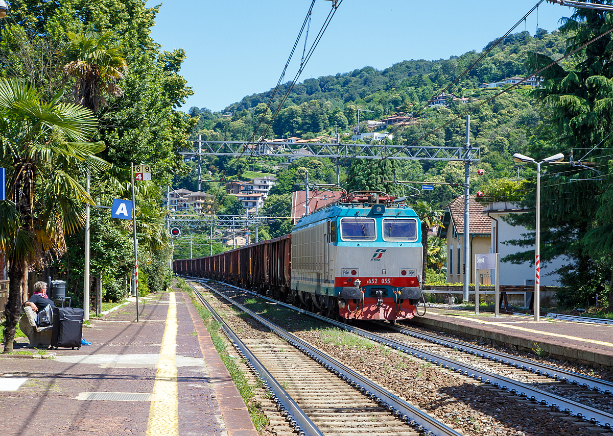 Die  Tiger  E.652 055 (91 83 2652 055-1 I-TI) der Trenitalia rauscht am 20.06.2016 mit einem Ganzg�terzug bestenhend aus Wagen Gattung Eaos durch den Stresa in Richtung Domodossola.