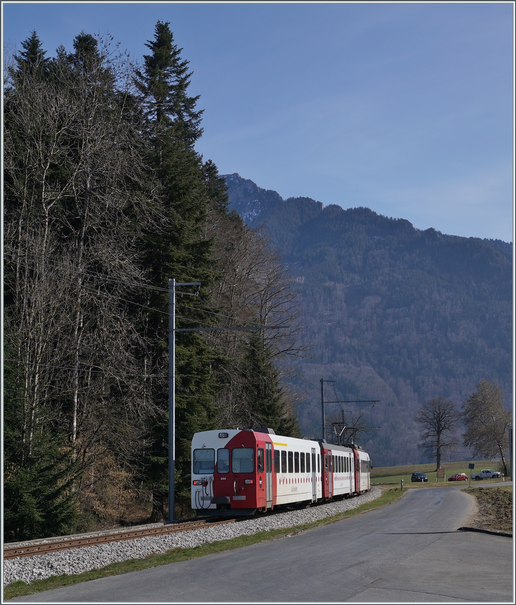 Die TPF Meterspur Strecke Bulle - Broc Fabrique wird nach Ostern 2021 auf Normalspur umgebaut, folglich sind dann hier keine Meterspur -Züge mehr zu sehen. Im Bild nochmals der der TPF Regionalzug mit dem Be 4/4 124, dem Bt 221 und dem ABt 223 La Tour-de-Trême und Broc auf der Fahrt nach Broc-Fabrique als Nachschuss.

2. März 2021