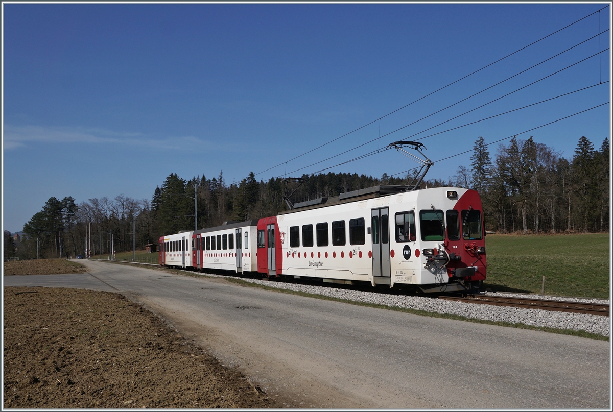 Die TPF Meterspur Strecke Bulle - Broc Fabrique wird nach Ostern 2021 auf Normalspur umgebaut, folglich sind dann hier keine Meterspur -Züge mehr zu sehen. Im Bild ein TPF Regionalzug mit dem Be 4/4 124, dem Bt 221 und dem ABt 223 La Tour-de-Trême und Broc auf der Fahrt nach Broc-Fabrique.

2. März 2021