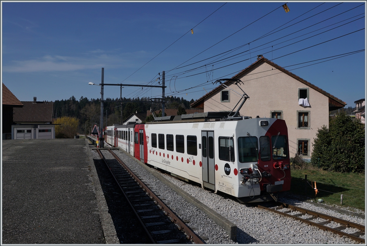 Die TPF Meterspur Strecke Bulle - Broc Fabrique wird nach Ostern 2021 auf Normalspur umgebaut, folglich sind dann hier keine Meterspur -Züge mehr zu sehen. Im Bild ein TPF Regionalzug mit dem ABt 223, dem Bt 224 und dem schiebenden Be 4/4 124 auf der Fahrt nach Bulle bei der Weiterfahrt in Broc Village.

2. März 2021