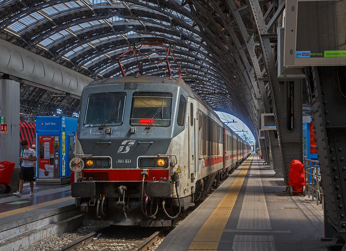Die Trenitalia E.401.031 (91 83 2401 031-6 I-TI), ex FS E.402.031 (E.402A), erreicht am 12.07.2022, mit einem IC 555, den Bahnhof Milano Centrale (Mailand Hbf).

Die ex FS E.402A wurde 2018 durch die Trenitalia O.M.C.L. Foligno (mechanischer Teil) und dem spanischen Hersteller CAF (elektrischer Teil) zur E.401.031 umgebaut.
