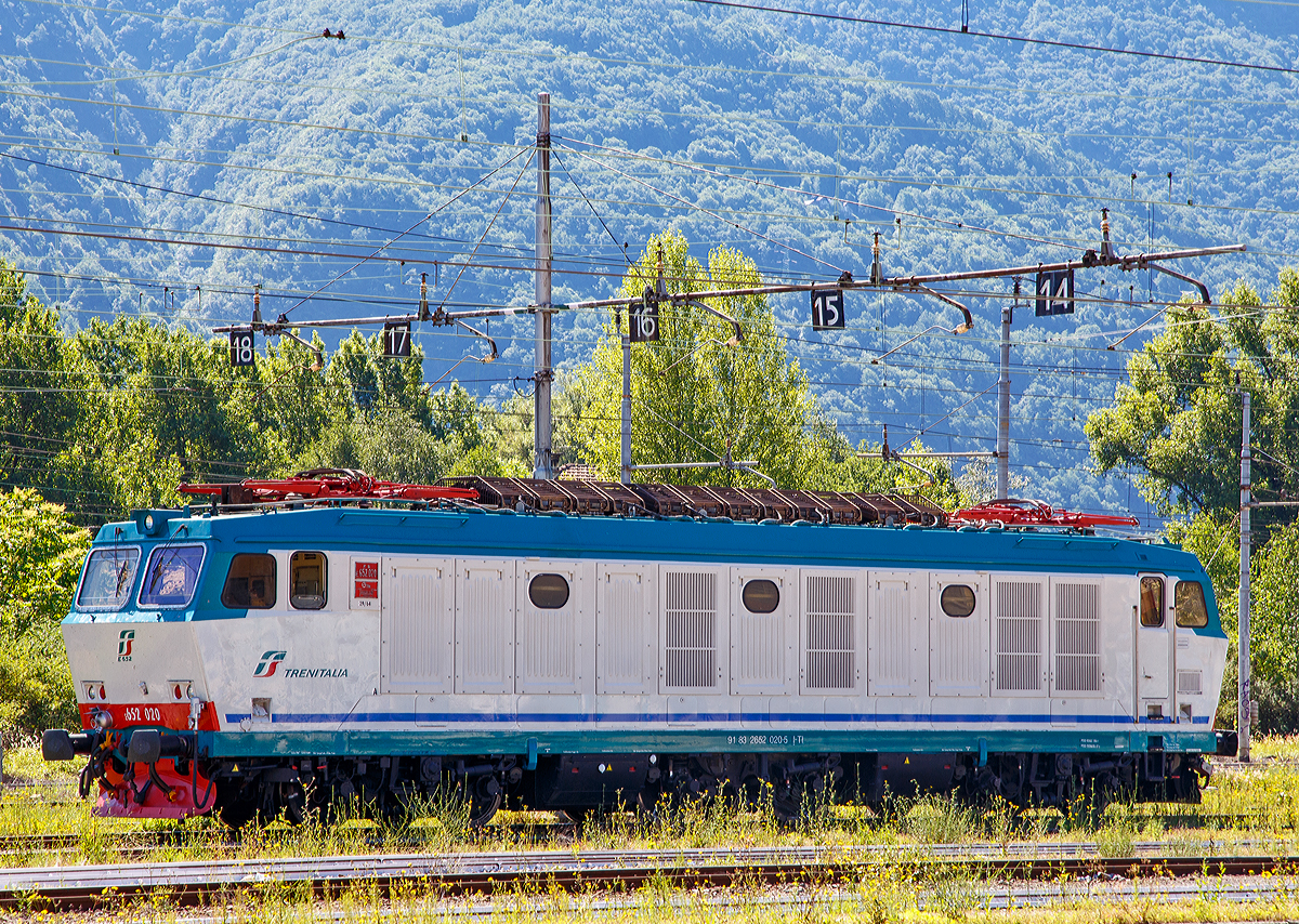 
Die Trenitalia E.652 020 (91 83 2652 020-5 I-TI) abgestellt am 22.06.2016 beim Bahnhof Domodossola.

Die Baureihe E.651 Spitznamen Tigre (deutsch: Tiger) ist eine sechsachsige italienische Elektrolokomotive. Von diesen wurden von 1989 bis 1996 insgesamt 176 Stück gebaut. Die Baureihe E.652 stellt eine Weiterentwicklung der vollelektronischen Chopper-Lokomotiven der Baureihen E.632 und E.633 dar. Im Gegensatz zu den Reihen E.632 und E.633 besitzen die Lokomotiven der Baureihe E.652 ein digitales Steuer- und Diagnosesystem und leistungsfähigere Motoren, die für eine Spannung von bis zu 2200 Volt geeignet sind. Die E.652 verfügt wie die Vorgänger-Baureihe über eine Widerstandsbremse.

Seit April 2014 lässt die Trenitalia Cargo-Abteilung die Lok modifizieren, hauptsächlich wird die Getriebeübersetzung von 36/64 auf 29/64 geändert (wie schon bei dieser).  Durch die Änderung wird der Ankerstrom auf 950 A Begrenzt, die Zugleistung bleibt und die Höchstgeschwindigkeit von 160 km/h sinkt auf 120 km/h.

Technische Daten:
Spurweite: 	1.435 mm (Normalspur)
Achsformel: B'B'B'
Länge: 17.800 mm 
Höhe: 4.362 mm
Breite: 3.000 mm
Drehzapfenabstand:  10.500 mm
Achsabstand im Drehgestell: 2.150 mm
Dienstgewicht: 106 t
Höchstgeschwindigkeit: 120 km/h (ursprünglich 160 km/h)
Übersetzungsverhältnis: 29/64 (ursprünglich 36/64)
Stundenleistung: 5.650 kW
Dauerleistung: 5.100 kW
Anzahl der Motoren: 3
Anfahrzugkraft: 293 kN
Treibraddurchmesser: 	1.140 mm
Stromsysteme: 3.000 V DC 
