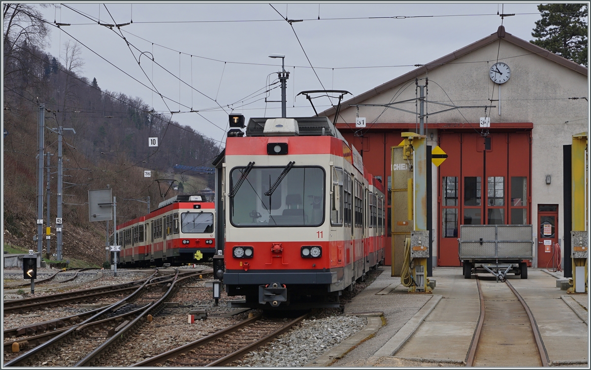 Die Uhr am Dépôt sollte eigentlich 5 vor 12 zeigen...
Wenige Tage vor der Baubedingten Betriebseinstellung (Umspurung) der Waldenburger Bahn steht der BDe 4/4 11 vor dem Dépôt, während im Hintergrund der BDe 4/4 12 mit einem Zug aus Liestal eintrifft.

21. März 2021