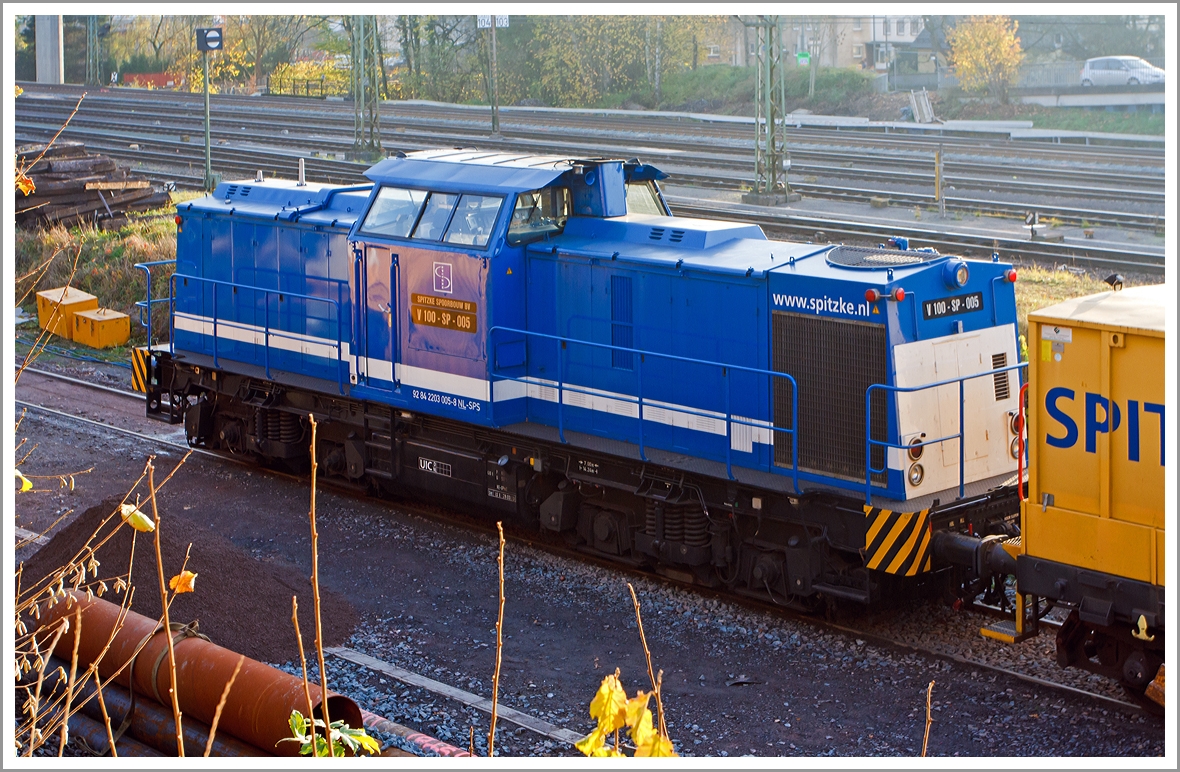 Die V 100-SP-005 (ex DR 110 744-0, ex DR 112 744-8, ex DB 202 744-9) der Spitzke Spoorbouw B.V. (Niederlande) abgestellt mit einem Kranzug am 16.11.2013  in Kreuztal.

Die ex V 100.1 wurde 1974 von LEW (VEB Lokomotivbau Elektrotechnische Werke „Hans Beimler“ Hennigsdorf) unter der Fabriknummer 14445 gebaut und an die DR als 110 744-0 ausgeliefert, 1985 erfolgte der Umbau in 112 744-8 im BW Dresden. Im Jahr 1992 erfolgte die Umzeichnung in DR 202 744-9  und zum 01.01.1994 dann in DB 202 744-9.
Bei der DB wurde sie dann 2000 ausgemustert und 2002 an ALSTOM Lokomotiven Service GmbH in Stendal verkauft und dort erfolgte dann der Umbau gem�� Umbaukonzept BR 203.1 in die heutige 203 005-8.

An die Spitzke Spoorbouw B.V. (Niederlande) wurde sie dann 2005 verkauft. Sie tr�gt die NVR-Nummer 92 84 2203 005-8 NL-SPS und die EBA-Nummer EBA 01C23K 110.

Technische Daten:
Spurweite: 1.435 mm (Normalspur)
Achsanordnung: B'B' 
L�nge �ber Puffer: 13.945 mm
Radsatzabstand im Drehgestell: 2.300mm
Drehzapfenabstand: 7.000mm
Kleinster befahrbarer Gleisbogenradius: 100m
Dienstgewicht: 69 t
Leistungs�bertragung: dieselhydraulisch
H�chstgeschwindigkeit: 100 km/h
Kleinste Dauerfahrgeschwindigkeit: 11,1 km/h

Motortyp: Caterpillar 3512 B DI-TA
Motorart: 12-Zylinder-Dieselmotor mit Direkteinspritzung, Abgasturbolader und Ladeluftk�hlung
Motorleitung: 1.305 kW (1.775 PS) bei 1.600 U/min
Hubraum: 51,8 l (Bohrung-� 170 x Hub 190 mm)
Motorgewicht: 6.537 kg
Getriebe: Voith Str�mungsgetriebe GSR 30/5,7


Die Kategorien Deutschland und Niederlande wurden bewusst gew�hlt: Herkunft und lange Einsatzdauer in Deutschland, heutige Registrierung in der  Niederlande.

