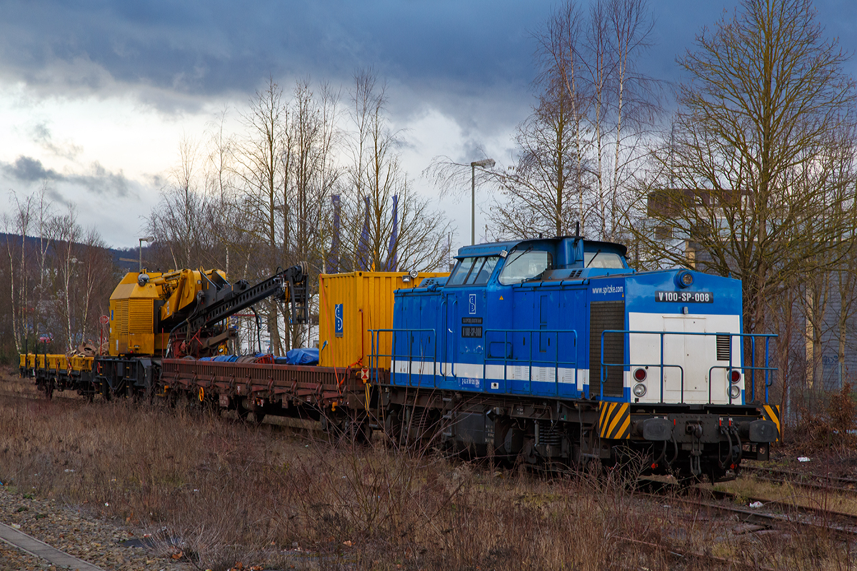 
Die V 100-SP-008 (92 80 1203 128-4 D-SLG) der SLG Spitzke Logistik GmbH, ex DR 110 529-5, ex DR 112 529-3, ex DR 202 529-4, ex DB 202 529-4, ist am 08.02.2016, mit der Krupp-Gleisbohrramme, beim Bahnhof Siegen-Weidenau abgestellt. 

Der Zug bestand neben der V 100.1 aus: 
- Dem Rens 1 - Wagen 33 68 398 8 029-9 RIV D-AAEC, (der AAE Cargo)  
- Der Krupp-Gleisbohrramme, Schweres-Nebenfahrzeug-Nr. D-SPAG 99 80 9210 001-0  
- Dem Ks - Wagen 27 80 3302 125-6 RIV D-SPAG