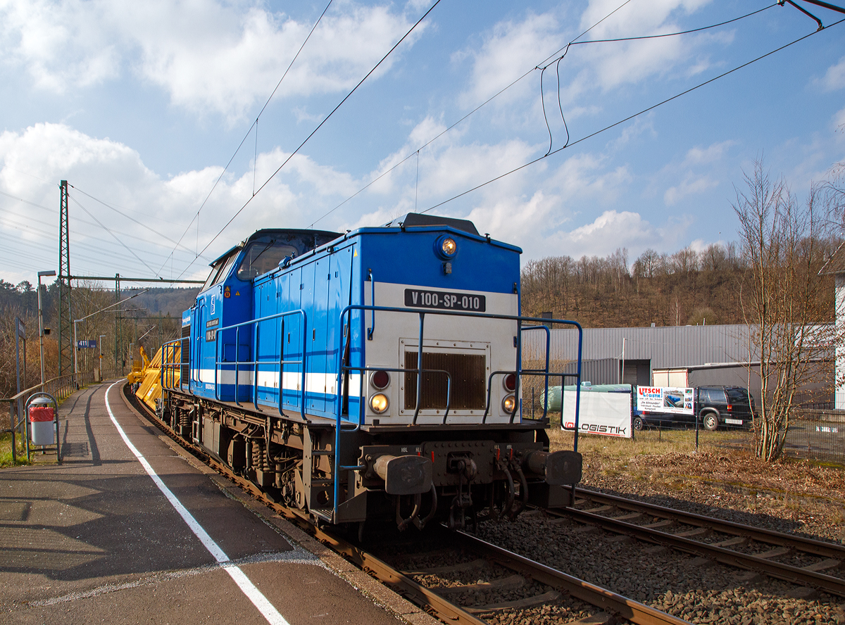 
Die V 100-SP-010 (92 80 1203 146-6 D-SLG) der SLG Spitzke Logistik GmbH, ex DR 110 847-1, ex DR 112 847-9, ex DB 202 847-0, fährt am 09.03.2016, mit zwei leeren Weichentransportwagen sowie einigen Flachwagen der Gattung Res, durch den Bf. Scheuerfeld(Sieg) in Richtung Siegen. 

Die ex V 100.1 wurde 1976 von LEW (VEB Lokomotivbau Elektrotechnische Werke „Hans Beimler“ Hennigsdorf) unter der Fabriknummer 15232 gebaut und an die DR als 110 847-1 ausgeliefert, 1988 erfolgte der Umbau in 112 847-9. Im Jahr 1992 erfolgte die Umzeichnung in DR 202 847-0 und zum 01.01.1994 dann in DB 202 847-0.
Bei der DB wurde sie dann 1998 ausgemustert und an das SFZ - Schienenfahrzeugzentrum Stendal (ab 2002 dann ALSTOM Lokomotiven Service GmbH in Stendal verkauft) und dort erfolgte dann der Umbau gemäß Umbaukonzept BR 203.1 in die heutige 1203 146-6. Im Jahr 2008 wurde sie an die SLG - Spitzke Logistik GmbH in Großbeeren verkauft. 

Technische Daten:
Spurweite: 1.435 mm (Normalspur)
Achsanordnung: B'B'
Länge über Puffer: 13.945 mm
Radsatzabstand im Drehgestell: 2.300mm
Drehzapfenabstand: 7.000mm
Kleinster befahrbarer Gleisbogenradius: 100m
Dienstgewicht: 69 t
Leistungsübertragung: dieselhydraulisch
Höchstgeschwindigkeit: 100 km/h
Kleinste Dauerfahrgeschwindigkeit: 11,1 km/h

Motortyp: Caterpillar 3512 B DI-TA
Motorart: 12-Zylinder-Dieselmotor mit Direkteinspritzung, Abgasturbolader und Ladeluftkühlung
Motorleitung: 1.305 kW (1.775 PS) bei 1.600 U/min
Hubraum: 51,8 l (Bohrung-Ø 170 x Hub 190 mm)
Motorgewicht: 6.537 kg
Getriebe: Voith Strömungsgetriebe GSR 30/5,7
