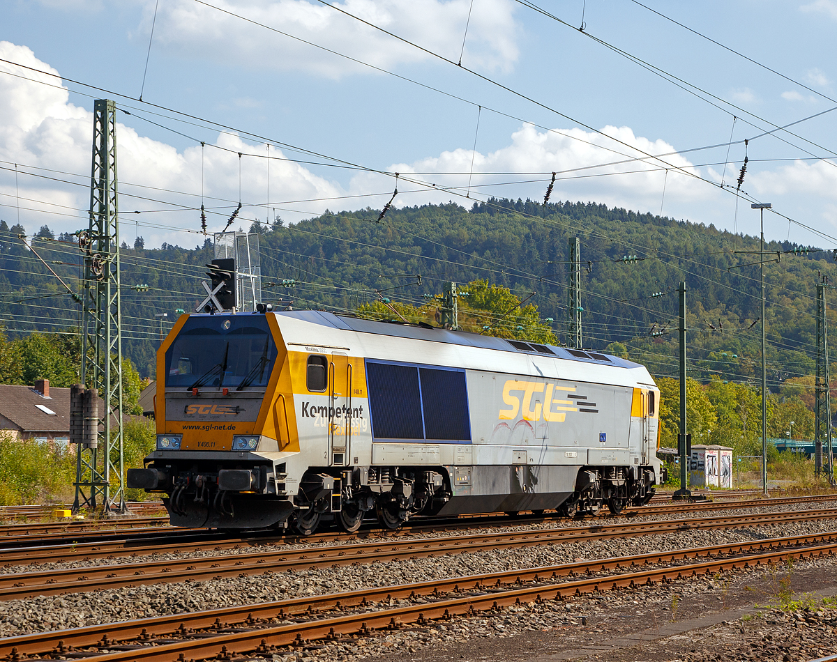 
Die V 400.11 (92 80 1263 002-8 D-SGL), eine Voith Maxima 30CC, der SGL Schienen-Güter-Logistik GmbH, fährt am 10.09.2016 als Lz (solo) durch Betzdorf/Sieg in Richtung Köln.

Die Voith Maxima 30 CC wurde 2009 von Voith in Kiel unter der Fabriknummer L06-30002 gebaut, die erste Zeit fuhr sie als Mietlok der Voith Turbo Lokomotivtechnik GmbH & Co. KG (92 80 1263 002-8 D-VTLT), bis sie 2011 an die SGL verkauft wurde.

Die Maxima-Familie war die erste Lokomotiventwicklung der Voith Turbo Lokomotivtechnik GmbH. Der erste Typ dieser Familie war die Maxima 40 CC, die erstmals auf der Innotrans 2006 in Berlin vorgestellt wurde. Zwei Jahre später folgte die Maxima 30 CC, die ihrer größeren Schwester weitgehend gleicht, jedoch einen Dieselmotor mit weniger Leistung besitzt.

Bei den beiden Typen handelt es sich um schwere sechsachsige Lokomotiven für den Güterzugdienst. Für den Antrieb kommen mittelschnell laufende Dieselmotoren von ABC zum Einsatz. Die Leistungsübertragung erfolgt über das neu entwickelte Voith-Getriebe des Typs LS 640 breU2, das unter dem Produktnamen Turbo Split vermarktet wird. Dieses Getriebe besitzt je zwei Wandler mit nachgeschalteter Wendestufe für die beiden Drehgestelle. Dabei handelt es sich im Prinzip um zwei Getriebe in einem Gehäuse, die von einer gemeinsamen Antriebswelle aus angetrieben werden, jedoch über zwei voneinander entkoppelte Abtriebe die beiden Drehgestelle der Lokomotive antreiben.

Entsprechend ihrer Verwendung als schwere Streckenlokomotive können die Maxima in verschiedenen europäischen Ländern zugelassen werden. Unter den ersten Lokomotiven befinden außer für Deutschland auch Varianten für die Niederlande, Belgien, Tschechien und Polen. Dabei sind Lokvarianten mit Ausrüstungen für bis zu vier unterschiedliche Länder lieferbar.

Technische Daten:
Spurweite: 1.435 mm
Achsfolge: C'C'
Länge über Puffer: 23.200 mm 
Drehgestellmittenabstand: 11.430 mm
größte Breite: 2.900 mm
Raddurchmesser (neu): 1.150 mm
kleinster bef. Gleisbogen: 80 m 
Dienstgewicht: 126 t
Kraftstoffvorrat: 10.000 l  
Höchstgeschwindigkeit: 120 km/h

Motorhauptdaten:
Motorbauart: Mittelschnellläufer V12-Zylinder-4 Takt-Dieselmotor  mit Turbolader und Ladeluftkühlung
Motorhersteller: ABC (Anglo Belgian Corporation)
Motortyp:   12 DZC-1000-176 
Nennleistung:  2.750 kW (3.739 PS)
Drehzahl :  1.000  U/min   
Bohrung/Hub: 256/310 mm
Hubraum: 191,5 l
Abgas-Emission :   EU Nonroad Richtlinie 97/68 EG, Stufe IIIA 
Länge: 5.290 mm
Breite: 1.850 mm
Höhe: 2.840 mm
Gewicht (trocken): ca. 18.000 kg

Getriebe und Leistungsübertragung:
Hydrodynamisches-Voith-Getriebe vom Typ LS 640 reU2  Turbosplit 
Anfahrzugkraft: 432kN
dynamische Dauerbremsleistung: 2.500 kW