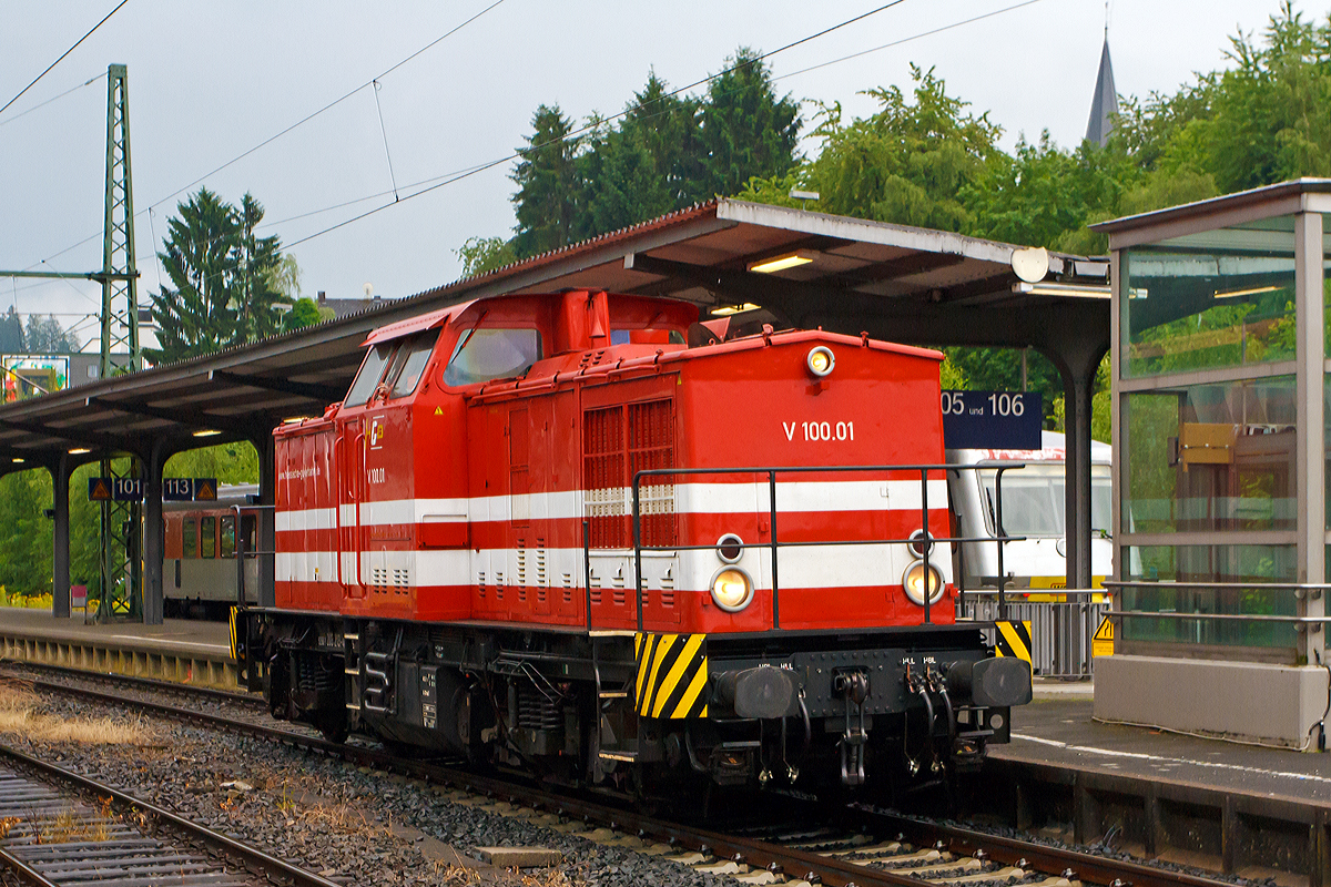 
Die V100.01 (203 213-4) der HGB - Hessische Güterbahn GmbH in Buseck, ex DB 202 573-2, ex DR 112 573-1, ex DR 110 573-3 durchfährt den Bf. Betzdorf/Sieg, Sie kommt über die Hellertalbahn (KBS 462) und fährt gleich über die Siegstrecke (KBS 460) in Richtung Köln weiter.


Die V 100.1 wurde 1973 bei LEW (VEB Lokomotivbau Elektrotechnische Werke  Hans Beimler , Hennigsdorf) unter der Fabriknummer 13892 gebaut und als 110 573-3 an die DR ausgeliefert. 
1983 erfolgte der Umbau und Umzeichnung in DR 112 573-1, die Umzeichnung in DR 202 573-2erfolgte 1992 und ab 01.01.94 dann DB 202 573-2, die Ausmusterung bei der DB erfolgte 2001 und ging dann an SFZ - Schienenfahrzeugzentrum Stendal (heute ALS - ALSTOM Lokomotiven Service GmbH, Stendal) 202 573-2, hier erfolgte der bis 2004 der Umbau und Umzeichung in 203 211-8. Im Jahr 2005 wurde sie an die HGB verkauft, 2007 bekam sie die NVR-Nummer  92 80 1203 213-4 D-HGB und die EBA-Nummer EBA 01C23K 213, die HGB bezeichnet sie intern als V100.01.


Technische Daten:
Spurweite: 1.435 mm (Normalspur)
Achsanordnung: B'B'
Leistungsübertragung: dieselhydraulisch
Höchstgeschwindigkeit: 100 km/h
Kleinste Dauerfahrgeschwindigkeit: 18 km/h
Motorleitung: 1082 kW (1.500PS)
Länge über Puffer: 14.240 mm
Höhe über SO: 4.255 mm
Radsatzabstand im Drehgestell: 2.300 mm
Drehzapfenabstand: 7.000 mm
Kleinster befahrbarer Gleisbogenradius: 100 m