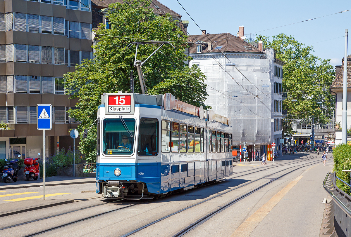 Die VBZ Tram 2000 (Be 4/6) Nr. 2050 f�hrt am 07.06.2015 vom Bahnhof Z�rich Stadelhofen, als Linie 15 (Klusplatz), gerade die Kreuzb�hlstrasse hinauf.