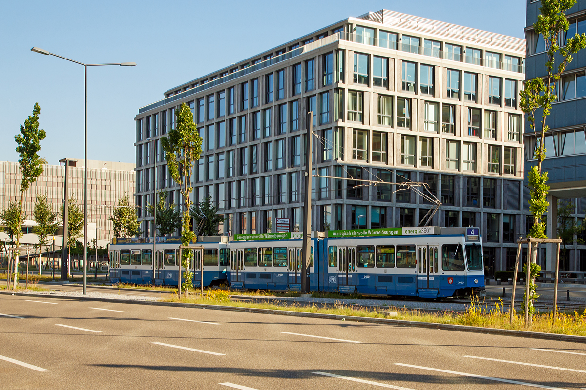 Die VBZ Tram 2000 (Be 4/6 Nr. 2080 gekuppelt mit dem führerstandlosen motorisierten Anhänger  Be 2/4 „Pony“ Nr. 2405) erreicht am 07.06.2015 , als Linie 4 zum Bf. Tiefenbrunnen die Station Technopark (Zürich).

Die Tram 2000 ist der Name eines Tramtyps der von den Verkehrsbetrieben Zürich (VBZ) betriebenen Straßenbahn Zürich mit der Bauartenbezeichnung Be 4/6 (bzw. Be 2/4 und Be 4/8), welche zwischen 1976 und 1992 gebaut wurden.  

In einer zweiten Beschaffung, zwischen 1985 und 1987, folgten weitere 52 Be 4/6, zudem als führerstandlose Bei-Triebwagen kamen nun 20 vierachsige Großraumwagen (Be 2/4) in den Bestand, die den Spitznamen «Pony» erhielten. Da sich die Motorisierung der ersten Serie als zu schwach erwiesen hatte, erhielten die Fahrzeuge der zweiten Serie stärkere Motoren eingebaut. Die führerstandlosen Wagen können nur in Doppeltraktion als zweiter Wagen (Anhänger) hinter einem gewöhnlichen Be 4/6 eingesetzt werden, für Rangierfahrten im Depot sind sie allerdings vorne und hinten mit Hilfsführerständen ausgestattet

Technische Daten  (2. Serie - Motorwagen Be 4/6  Tram 2000 ):
Fahrzeugnummer: 2046 – 2098
Baujahre:   1985 bis 1987
Stückzahl: 52 (Motorwagen)
Spurweite:  1.000 mm (Meterspur)
Achsformel: B'2'B'
Länge über Kupplung:  21.400 mm
Breite: 2.200 mm
Höhe: 3.600 mm
Leergewicht:  26,5 Tonnen
Leistung: 308 kW / 420 PS  (2 Motoren à 154 kW / 210 PS)  
Stromsystem: 600 V DC
Sitzplätze: 48 
Stehplätze: 35 (bei 2 Personen pro m² )

Technische Daten  (2. Serie - Motorisierter Anhänger Be 2/4  Pony ):
Fahrzeugnummer: 2401 - 2420
Baujahre:   1985 bis 1987
Stückzahl: 20 
Spurweite:  1.000 mm (Meterspur)
Achsformel: 2'B'
Länge über Kupplung:  15.400 mm
Breite: 2.200 mm
Höhe: 3.600 mm
Leergewicht:  18,5 Tonnen
Leistung: 154 kW / 210 PS (1 Motor)  
Stromsystem: 600 V DC
Sitzplätze: 35
Stehplätze: 26 (bei 2 Personen pro m² )

