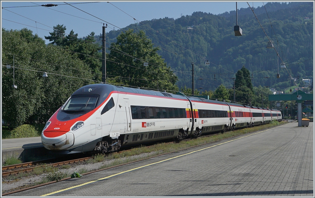 Die Verbindung von Zürich nach München führt ja bekanntlich am Bodensee ein kurzen Stück durch Österreich und kann der nun auf dieser Verbindung eingesetzte Pinocchio neben den seit längerem befahrenen Ländern nun auch in Österreich fotografiert werden. 

Der Gegenzug, ein SBB RABe 503 erreicht als EC München - Zürich den Bahnhof von Bregenz leider etwas verspätet, sonst wären beide Züge auf einem Bild zu sehne gewesen. 

14. August 2021