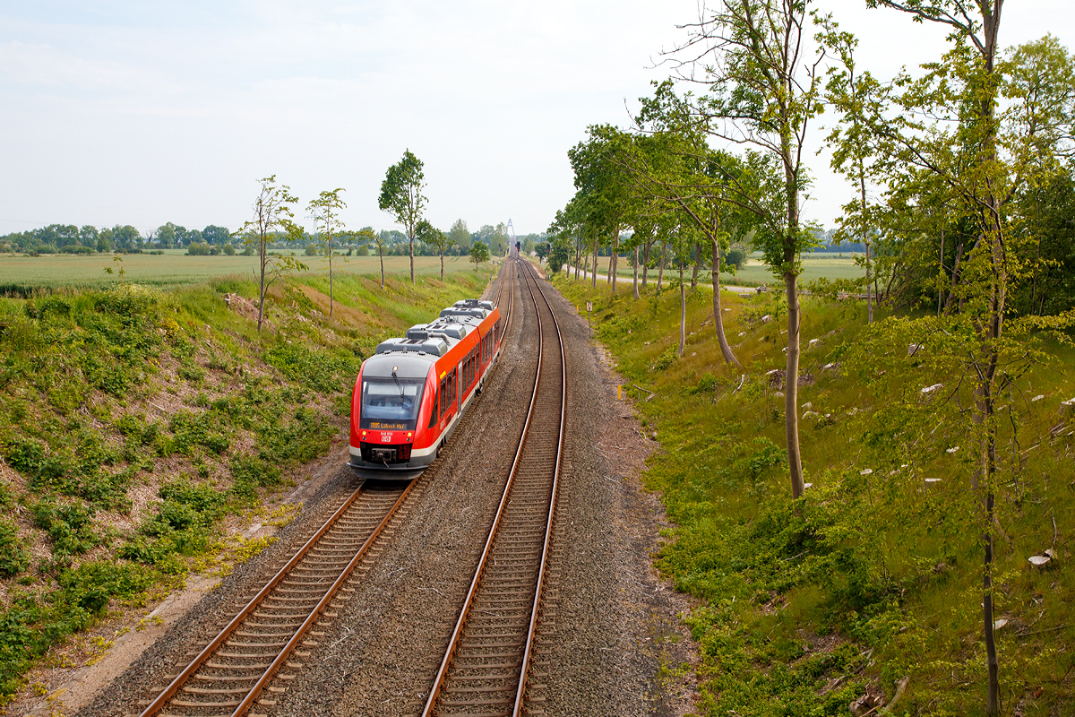 
Die   Vogelfluglinie“ , die Bahnstrecke Lübeck–Puttgarten (KBS 141), hier bei Großenbrode (km 71,8) am 13.06.2015. Hinten in der Ferne erkennt man den Bogen der Fehmarnsundbrücke. 

Der hier fahrende Dieseltriebzug 648 850 / 648 350 (95 80 0648 850-5 D-DB / 95 80 0648 350-6 D-DB) ein Alstom Coradia LINT 41 der DB Regio, als RB 85  (Puttgarden - Oldenburg in Holstein - Lübeck), erreicht bald den Bahnhof Großenbrode.