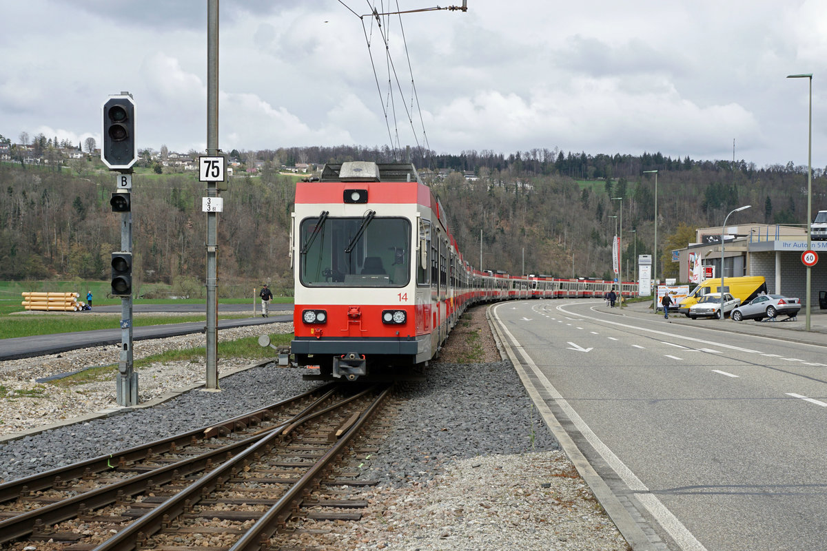 Die Waldenburgerbahn während dem grössten Umbruch ihrer erfolgreichen Geschichte. Weil am 6. April 2021 die Abbauarbeiten auf allen Stationen gleichzeitig begonnen haben, wurde die gesamte Fahrzeugflotte während der Nacht in den Raum Bubendorf überführt. An diesem letzten Standort wartete das gesamte WALDENBURGERLI ab dem 6. bis 8. April 2021 auf den Abtransport. Über den Auhafen Rhein und Donau geht die Reise nun weiter. Dieses einmalige Ereignis wurde am 6. April 2021 verewigt.
Foto: Walter Ruetsch 