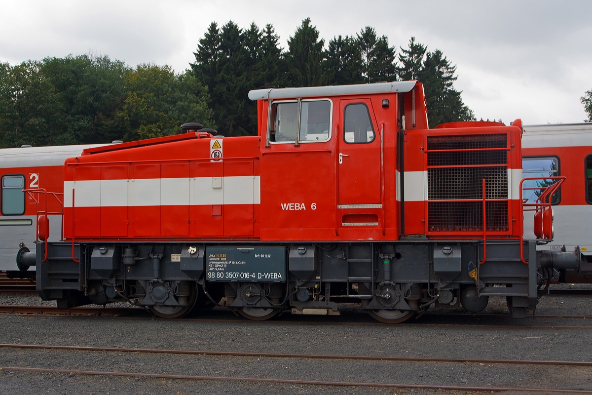 Die WEBA 6 (98 80 3507 016-4 D-WEBA) eine Krauss Maffei M 700 C der Westerwaldbahn, anl�sslich der 100 Jahr Feier der Westerwaldbahn mit Tag der offenen T�r, ausgestellt am 31.08.2013 auf dem Betriebshofgel�nde der Westerwaldbahn in Bindweide.

Diese Lok war die erste von Krauss Maffei gebaute M 700 C, sie wurde 1968 unter der Fabriknummer 19454 als Vorf�hrlok gebaut. 1969 wurde sie an Hoesch Bergbau AG, Verbundbergwerk Emil-Fritz in Essen-Altenessen als   M 6  verkauft, 1970 ging das Bergwerk Ruhrkohle AG ein und die Lok wurde RAG V 355 umgezeichnet, und 1981 Umzeichnung in RAG 530. 1998 wurde sie dann an OnRail, Mettmann verkauft die sie dann wiederum im Jahr 2000 an die WEBA verkaufte. Heute steht sie eigentlich st�ndig bei der Fa. Sch�tz in Selters, soll an die Firma verkauft sein und ist eingestellt bei der WEBA.

Technische Daten:
Achsfolge: C
L�nge �ber Puffer: 9.440 mm
Leistung:  700 PS
Antrieb: Dieselhydraulisch
H�chstgeschwindigkeit:  38 km/h
Dienstgewicht:  60 t
kleinster Kurvenradius:  60 m
