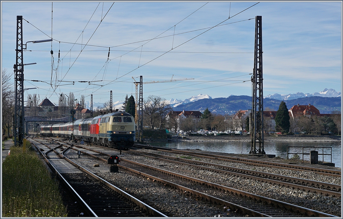 Die Westfrankenbahn 218 460-4  Conny  und die DB 218 419-0 haben in Lindau den von Zürich kommenden EC 191 übernommen und verlassen nun den Bodensee in Richtung München Hbf.

17. März 2019