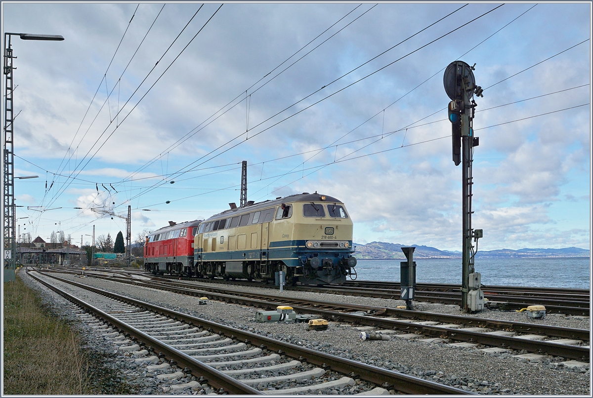 Die Westfrankenbahn V 218 460-4 und die DB V 218 419-0 warten in Lindau auf dem Seedamm auf den EC 191 von Zürich, den die beiden Loks dann nach München bringen werden.

16. März 2019