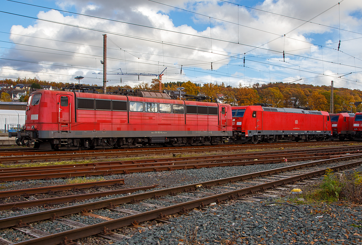 Die wieder an die DB Cargo AG vermietete 151 053-6 (91 80 6151 053-6 D-Rpool) der Railpool und die 185 303-5 (91 80 6185 303-5 D-DB) der DB Cargo stehen am 01.11.2021 in Kreuztal in der Abstellgruppe.

Die 151 053-6 wurde 1974 von Krauss-Maffei in München-Allach unter der Fabriknummer 19672 gebaut und an die DB geliefert. Bis 31.12.2016 gehörte sie zur DB Cargo AG. Zum 01.01.2017 wurden je 100 sechsachsige elektrische Altbau-Lokomotiven der Baureihen 151 und 155 an den Lokvermieter Railpool verkauft. Die DB Cargo mietet daraufhin 100 Loks von Railpool wieder an. 

Die 185 303-5 (TRAXX F140 AC2) wurde 2007 von Bombardier Transportation GmbH in Kassel unter der Fabriknummer 34171 gebaut. Sie hat die Zulassung in Deutschland und Österreich.
