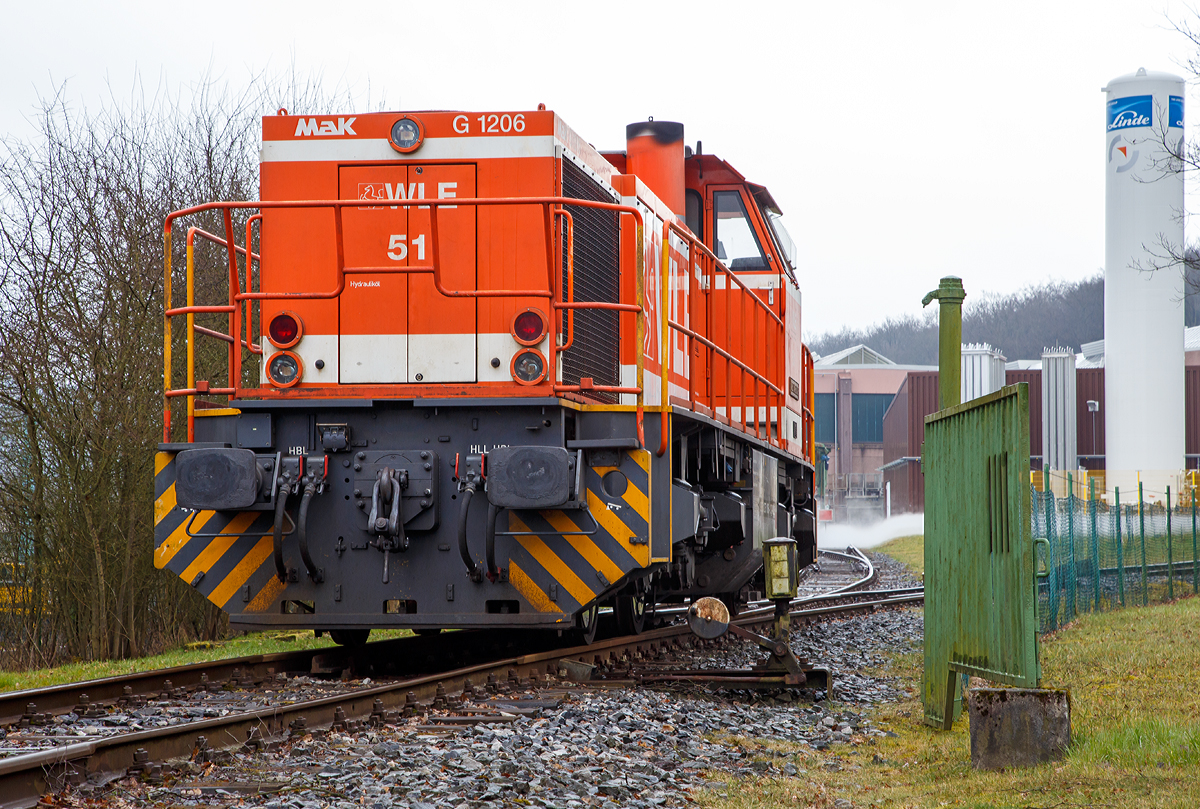 
Die WLE 51 (92 80 1275 106-3 D-WLE)  Kreis Warendorf  (Westf�lische Landes-Eisenbahn) eine MaK G 1206 steht am 24.03.2016 am dem Werksanschlu� der Salzgitter Mannesmann Precision GmbH in Burbach-Holzhausen.

Die Lok wurde 2002 bei Vossloh unter Fabriknummer 1001150 gebaut. 

Die Lokomotive MaK G 1206 ist eine dieselhydraulische Lokomotive, die von der Maschinenbau Kiel (MaK), ehemals DWK - Deutsche Werke Kiel, entwickelt wurde. MaK wurde 1998 von Vossloh gekauft und firmiert seither als Vossloh Locomotives.

Technische Daten der WLE 51
Spurweite: 1.435 mm
Achsfolge : B´B´
L�nge �ber Puffer: 14.700 mm
Drehzapfenabstand: 7.200 mm
Drehgestellachsabstand: 2.400 mm
gr��te Breite: 3.080 mm
H�he �ber Schienenoberkante: 4.220 mm
Raddurchmesser neu: 1.000 mm
kleinster befahrbarer Gleisbogen: 60 m
Dienstgewicht: 87,3 t
Kraftstoffvorrat: 3.500 l

Motor:
Caterpillar 12 Zylinder 4-Takt Dieselmotor mit Abgasturbolader und Ladeluftk�hlung vom Typ 3512B DI TA mit einer Leistung von 1.500 kW bei1.800 U/min

Str�mungsgetriebe: Voith L5r4zU2
H�chstgeschwindigkeit 100 km/h
max. Schleppgeschwindigkeit : 80 km/h
kleinste Dauerfahrgeschwindigkeit: 10 km/h

Die MaK G 1206 ist im schweren Rangier- und Streckendienst einsetzbar. Sie wurde 1997 zum ersten Mal gebaut und ist nach Deutschland, �sterreich, der Schweiz, Luxemburg, Italien, Spanien, den Niederlanden und nach Frankreich verkauft worden. Allein 23 Lokomotiven fahren als BB 61000 bei der SNCF, davon sechs mit MTU-Motor (Die G 1206 gibt es wahlweise mit Caterpillar- oder MTU-Motor).

Eine Weiterentwicklung der MAK 1206 ist die Vossloh G 1700 BB. In erster Linie wurde dabei der Rahmen so ge�ndert, dass die Vossloh Standarddrehgestelle verwendet werden konnten. Motorisiert wurden die Loks mit dem MTU 12V 4000 R20 mit einer unver�nderten Leistung von 1500 kW.

Bei der G 1700-2 BB dagegen handelt es sich um eine komplette Neuentwicklung. Die G 1206-2 ist hingegen eine f�r den Rangierdienst modifizierte Version der urspr�nglichen G 1206. Sie ist mit Caterpillar-Motoren mit lediglich 920 kW und entsprechend kleineren Voith-Getrieben ausgestattet. Ihre H�chstgeschwindigkeit ist auf 50 km/h reduziert worden.