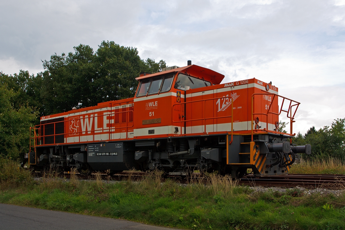 Die WLE 51  Kreis Warendorf  (Westf�lische Landes-Eisenbahn) eine MaK G 1206 steht am 17.09.2013 am einem Werksanschlu� in Burbach-Holzhausen. Die Lok wurde 2002 bei Vossloh unter Fabriknummer 1001150 gebaut. Die komplette NVR-Nummer ist 92 80 1275 106-3 D-WLE, die EBA-Nummer EBA 02L22K 001.