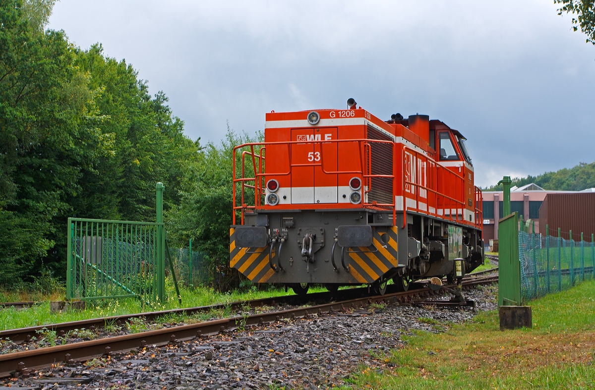 Die WLE 53   Kreis Soest   der Westf�lische Landes-Eisenbahn GmbH in Lippstadt steht am 10.09.2013 am Werksanschluss der Salzgitter Mannesmann Precision GmbH in Burbach-Holzhausen, erst wenn die Wagen mit Luppen (Rohrrohlinge) leer sind, kann sie die Heimreise antreten. 

Die Lok, eine Vossloh G 1206 (ehem. MaK), wurde 2008 unter der Fabriknummer 5001639 gebaut, sie hat die NVR-Nummer 92 80 1275 505-6 D-WLE und EBA-Nummer EBA 08D08M 005.
