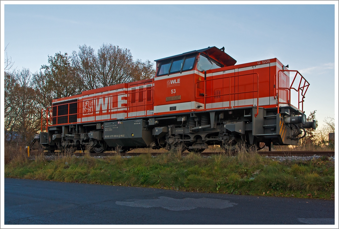 Die WLE 53  Kreis Soest  (275 505-6) der Westfälische Landes-Eisenbahn GmbH in Lippstadt steht am 26.11.2013 am Werksanschluss der Salzgitter Mannesmann Precision GmbH in Burbach-Holzhausen. Sie wartet auf ihre Wagen, aber erst wenn die Wagen mit Luppen (Rohrrohlinge) leer sind, kann sie die Heimreise antreten.

Die Lok, eine Vossloh G 1206 (ehem. MaK), wurde 2008 unter der Fabriknummer 5001639 gebaut, sie hat die NVR-Nummer 92 80 1275 505-6 D-WLE und EBA-Nummer EBA 08D08M 005.
