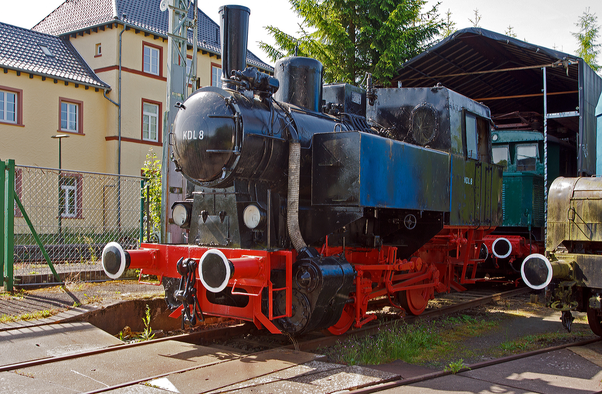 Die WLF 17324 Kriegsdampflokomotiven KDL 8, ex SBS 02, am 09.06.2014 im Dampflok-Museum Hermeskeil.

Die zweiachsige Naßdampf-Tenderlok wurde 1944 von der Wiener Lokfabrik Floridsdorf (WLF) unter der Fabriknummer 17324 gebaut und an SBS - Schoeller-Bleckmann Stahlwerke AG in Ternitz  als 02 geliefert. Im Jahr 1987 ging sie an die ÖGEG - Österreichische Gesellschaft für Eisenbahngeschichte e. V. in Linz bis sie 1992 zum Dampflokmuseum Hermeskeil kam.

Von den im Typenprogramm der Kriegsdampflokomotiven enthaltenen Industrielokbauarten war die KDL 8 die kleinste normalspurige Lok. Als Vertreter der 250 PS-Klasse wurde ein Industriemodell der Wiener Lokfabrik Floridsdorf (WLF) ausgewählt, eine einfache zweiachsige Naßdampf-Tenderlok. Bei der WLF bestellt wurden insgesamt elf Lokomotiven, von denen allerdings wurden nur sieben wegen der Kriegsereignisse gebaut .Diese KDL 8 gingen ausnahmslos an Industriebetriebe in Österreich.

