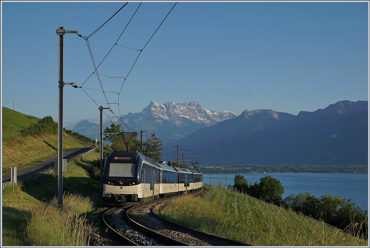 Die wolkenlosen Dents de Midi passen perfekt, schade sich nur ein  Alpina  vor dieser Kulisse ablichten liess...

27. Mai 2020
