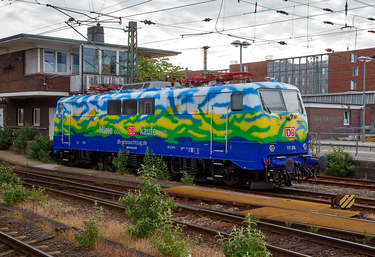 Die wundersch�ne Hilde der DB Gebrauchtzug (Miete oder kaufe misch)....
Die 111 074-1 „Hilde“ (91 80 6111 074-1 D-DB) ist am 31.05.2022 im Hauptbahnhof M�nster (Westf.) abgestellt.

Die Lok wurde 1977 von Krauss-Maffei in M�nchen-Allach unter der Fabriknummer 19832 gebaut, der elektrische Teil ist von Siemens.