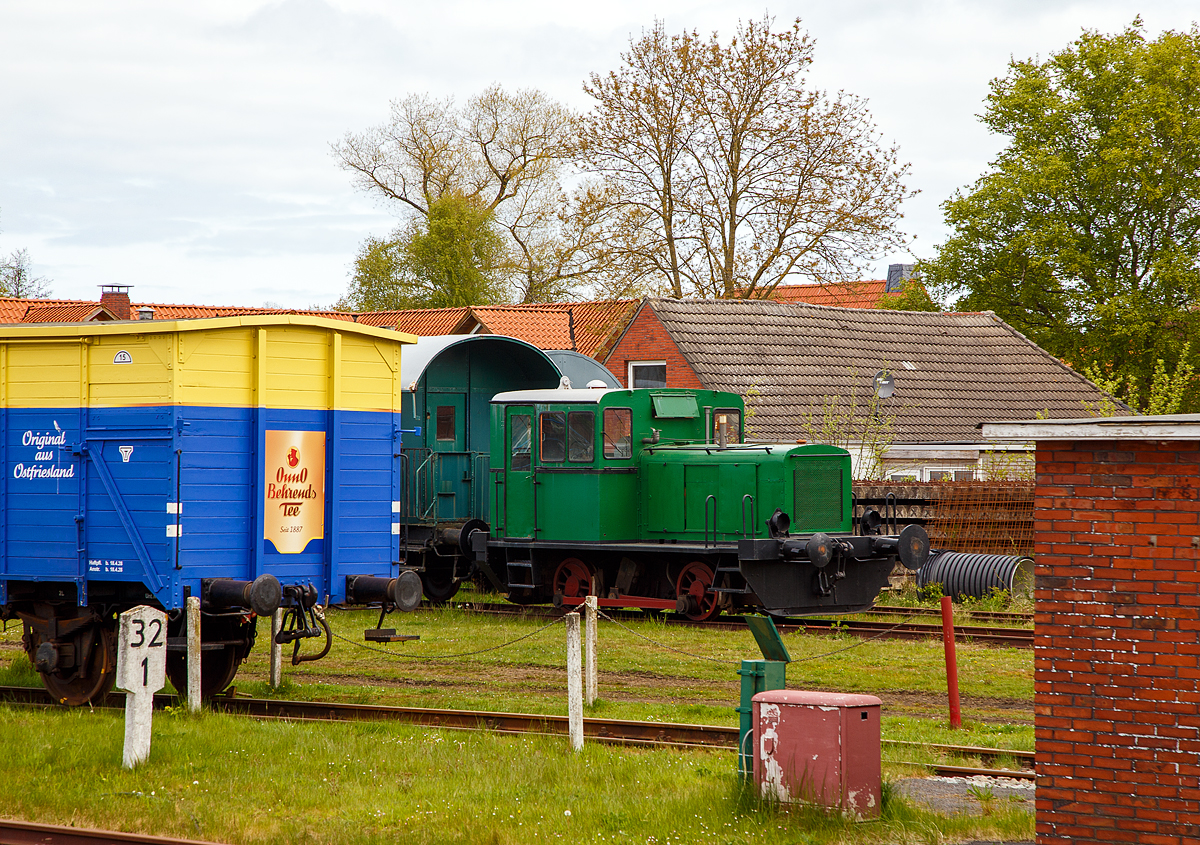 Die zweiachsige Deutz 42845 vom Typ A4M 420 R der MKO - Museumseisenbahn Küstenbahn Ostfriesland e. V. am 01.05.2022 auf dem Museumsareal in Norden, gleich neben dem Bahnhof Norden. 

Die Deutz A4M 420 R normalspurige Rangierlokomotive wurde 1943 von Deutz (KHD) in Köln-Deutz unter der Fabriknummer 42845 gebaut und an das Volkswagenwerk in die Stadt des KdF-Wagens bei Fallersleben geliefert. Wolfsburg trug bis zum Mai 1945 den Namen Stadt des KdF-Wagens bei Fallersleben. Im Jahr 1958 	ging die Lok ans VW Werk in Kassel-Baunatal und 1965 ins Werk Emden, als VW 884 587. Im Jahr 1973 	an die Rheinstahl Nordseewerke GmbH in Emden verkauft und fuhr dort als 6228, ab 1976 firmierte die Werft als Thyssen Nordseewerke GmbH. Seit dem 09.11.2001 befindet sich diese letzte Werklok der Nordseewerke bei der Museumseisenbahn Küstenbahn Ostfriesland, nachdem die Werft seit Sommer des Jahres auf Anlieferungen per Bahn wegen der gestiegenen Kosten verzichtete. Die Anschlussweiche von Emden Rbf aus wurde kurz darauf ausgebaut und der Bahnübergang schließlich asphaltiert.

Die Deutz A4M 220 R bzw. A4M 420 R war eine zweiachsige Diesellokomotive mit Stangenantrieb, die für den Rangierdienst konzipiert wurde. Insgesamt wurden 47 Lokomotiven von 1934 bis 1943 von Klöckner-Humboldt-Deutz (KHD) gebaut, die bis in die 1990er Jahre im Einsatz waren.

Ab 1933 wurden die Lokomotiven im Baukastenprinzip mit Motoren mit stehenden Zylindern gefertigt. In der Lokbezeichnung ist die Bauart des Motors enthalten. Bei KHD A4M 420 R ergibt sich A = stehender Fahrzeugmotor, 4 = Zylinderzahl, M = Kühlungsart wassergekühlt, die folgende 4 ist die Bauform des Motors mit 20 Kolbenhub=20 cm. R ist eine Rangierlok. Die erste Lokomotive wurde 1934 mit einem Motor der Bauform 4 gefertigt. Daher wurde sie als KHD A4M 420 R bezeichnet. Später wurden parallel Lokomotiven mit dem Motor der Bauform 2 ausgestattet, die die Bezeichnung KHD A4M 220 R erhielten.

Die Lokomotiven waren wegen ihrer Leistung und Höchstgeschwindigkeit nur für untergeordnete Dienste geeignet. Sie wurden in deutschen Werken sowie auf Privatbahnen eingesetzt.

Die Lokomotiven besaßen einen Maschinenvorbau und ein dahinter befindliches Führerhaus. Die Kraftübertragung erfolgte durch Stangenantrieb, wobei die Blindwelle als Getriebeabgangswelle unter dem Führerhaus zwischen den Antriebsrädern gelagert war. Die Lokomotiven besaßen eine Treibstange und eine Kuppelstange sowie einen schnelllaufenden Vierzylinder-Viertakt-Dieselmotor von KHD, dem nach einer Einscheibentrockenkupplung ein 4-Gang-Wechselgetriebe mit Wendegetriebe folgte.

TECHNISCHE DATEN:
Hersteller: 	KHD (Klöckner-Humboldt-Deutz)
Gebaute Anzahl: 47
Baujahre: 1934–1943
Spurweite: 1.435 mm (Normalspur)
Achsformel: B
Länge über Puffer: 6.920 mm
Länge: 5.100 mm
Höhe: 3.090 mm
Breite: 3.000 mm
Achsabstand: 2.500 mm
Dienstgewicht: 25.000 kg
Höchstgeschwindigkeit: 20 km/h
Installierte Leistung: 82 kW (110 PS)
Treibraddurchmesser: 	850 mm
Motorbauart: KHD wassergekühlter 4-Zylinder-Viertakt-Dieselmotor vom Typ  KHD A4M 220 bzw. 420
Nenndrehzahl: 900/min
Leistungsübertragung: mechanisch
Bremse: Indirekte Bremse Bauart Knorr
