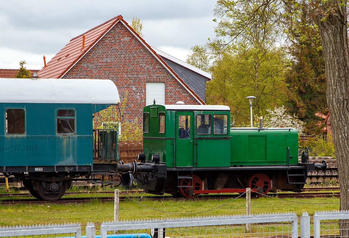 Die zweiachsige Deutz 42845 vom Typ A4M 420 R der MKO - Museumseisenbahn Küstenbahn Ostfriesland e. V. am 01.05.2022 auf dem Museumsareal in Norden, gleich neben dem Bahnhof Norden. 

Die Deutz A4M 420 R normalspurige Rangierlokomotive wurde 1943 von Deutz (KHD) in Köln-Deutz unter der Fabriknummer 42845 gebaut und an das Volkswagenwerk in die Stadt des KdF-Wagens bei Fallersleben geliefert. Wolfsburg trug bis zum Mai 1945 den Namen Stadt des KdF-Wagens bei Fallersleben. Im Jahr 1958 	ging die Lok ans VW Werk in Kassel-Baunatal und 1965 ins Werk Emden, als VW 884 587. Im Jahr 1973 	an die Rheinstahl Nordseewerke GmbH in Emden verkauft und fuhr dort als 6228, ab 1976 firmierte die Werft als Thyssen Nordseewerke GmbH. Seit dem 09.11.2001 befindet sich diese letzte Werklok der Nordseewerke bei der Museumseisenbahn Küstenbahn Ostfriesland, nachdem die Werft seit Sommer des Jahres auf Anlieferungen per Bahn wegen der gestiegenen Kosten verzichtete. Die Anschlussweiche von Emden Rbf aus wurde kurz darauf ausgebaut und der Bahnübergang schließlich asphaltiert.

Die Deutz A4M 220 R bzw. A4M 420 R war eine zweiachsige Diesellokomotive mit Stangenantrieb, die für den Rangierdienst konzipiert wurde. Insgesamt wurden 47 Lokomotiven von 1934 bis 1943 von Klöckner-Humboldt-Deutz (KHD) gebaut, die bis in die 1990er Jahre im Einsatz waren.

Ab 1933 wurden die Lokomotiven im Baukastenprinzip mit Motoren mit stehenden Zylindern gefertigt. In der Lokbezeichnung ist die Bauart des Motors enthalten. Bei KHD A4M 420 R ergibt sich A = stehender Fahrzeugmotor, 4 = Zylinderzahl, M = Kühlungsart wassergekühlt, die folgende 4 ist die Bauform des Motors mit 20 Kolbenhub=20 cm. R ist eine Rangierlok. Die erste Lokomotive wurde 1934 mit einem Motor der Bauform 4 gefertigt. Daher wurde sie als KHD A4M 420 R bezeichnet. Später wurden parallel Lokomotiven mit dem Motor der Bauform 2 ausgestattet, die die Bezeichnung KHD A4M 220 R erhielten.

Die Lokomotiven waren wegen ihrer Leistung und Höchstgeschwindigkeit nur für untergeordnete Dienste geeignet. Sie wurden in deutschen Werken sowie auf Privatbahnen eingesetzt.

Die Lokomotiven besaßen einen Maschinenvorbau und ein dahinter befindliches Führerhaus. Die Kraftübertragung erfolgte durch Stangenantrieb, wobei die Blindwelle als Getriebeabgangswelle unter dem Führerhaus zwischen den Antriebsrädern gelagert war. Die Lokomotiven besaßen eine Treibstange und eine Kuppelstange sowie einen schnelllaufenden Vierzylinder-Viertakt-Dieselmotor von KHD, dem nach einer Einscheibentrockenkupplung ein 4-Gang-Wechselgetriebe mit Wendegetriebe folgte.

TECHNISCHE DATEN:
Hersteller: 	KHD (Klöckner-Humboldt-Deutz)
Gebaute Anzahl: 47
Baujahre: 1934–1943
Spurweite: 1.435 mm (Normalspur)
Achsformel: B
Länge über Puffer: 6.920 mm
Länge: 5.100 mm
Höhe: 3.090 mm
Breite: 3.000 mm
Achsabstand: 2.500 mm
Dienstgewicht: 25.000 kg
Höchstgeschwindigkeit: 20 km/h
Installierte Leistung: 82 kW (110 PS)
Treibraddurchmesser: 	850 mm
Motorbauart: KHD wassergekühlter 4-Zylinder-Viertakt-Dieselmotor vom Typ  KHD A4M 220 bzw. 420
Nenndrehzahl: 900/min
Leistungsübertragung: mechanisch
Bremse: Indirekte Bremse Bauart Knorr

