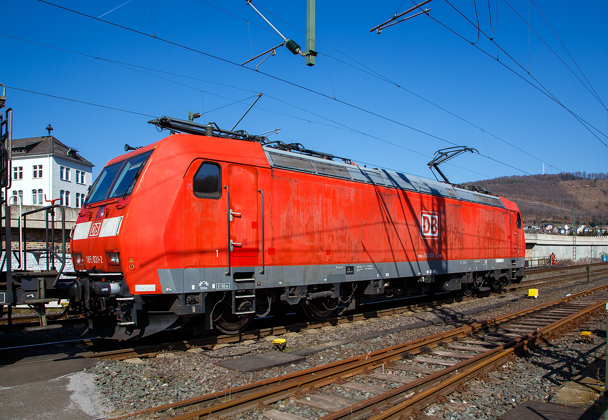 Die Zweisystem 185 031-2 (91 80 6185 031-2 D-DB) der DB Cargo AG fährt am 24.03.2021, mit einem gemischten Güterzug, durch Niederschelden (Sieg in Richtung Siegen, hier passiert sie gerade den Bü 343 (Km 112,183 der Siegstrecke KBS 460).

Die TRAXX F140 AC1/M eine Zweisystem Baureihe 185.1 wurde 2001 bei Bombardier in Kassel unter der Fabriknummer 33428 gebaut. An den vier Stromabnehmern kann man es erkennen, sie ist nicht nur in Deutschland, sondern auch in Frankreich unter 25.000 V 50 Hz (Nordfrankreich) zugelassen.
