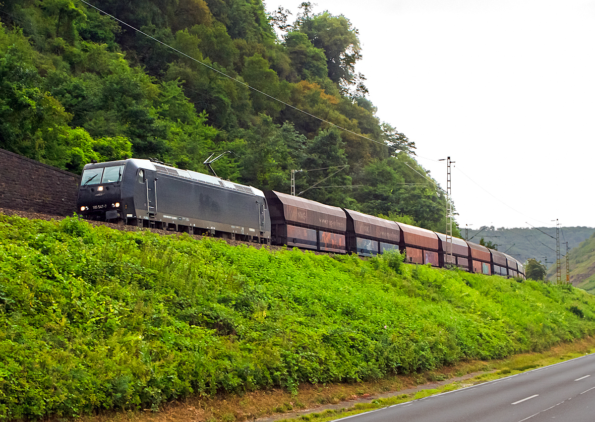 
Die z.Z. für die NIAG (Niederrheinische Verkehrsbetriebe AG) fahrende 185 547-7 der MRCE - Mitsui Rail Capital Europe B.V mit einem Kohlenzug fährt am 20.06.2014, auf der Moselstrecke (KBS 690), zwischen Kattenes und Löf in Richtung Trier.

Die TRAXX F140 AC1 (BR 185.1) wurde von Bombardier in Kassel 2005 unter der Fabriknummer 33733 gebaut und an die MRCE geliefert. 
Sie hat die NVR-Nummer 91 80 6185 547-7 D-DISPO und die EBA-Nummer EBA 99A22A 441.