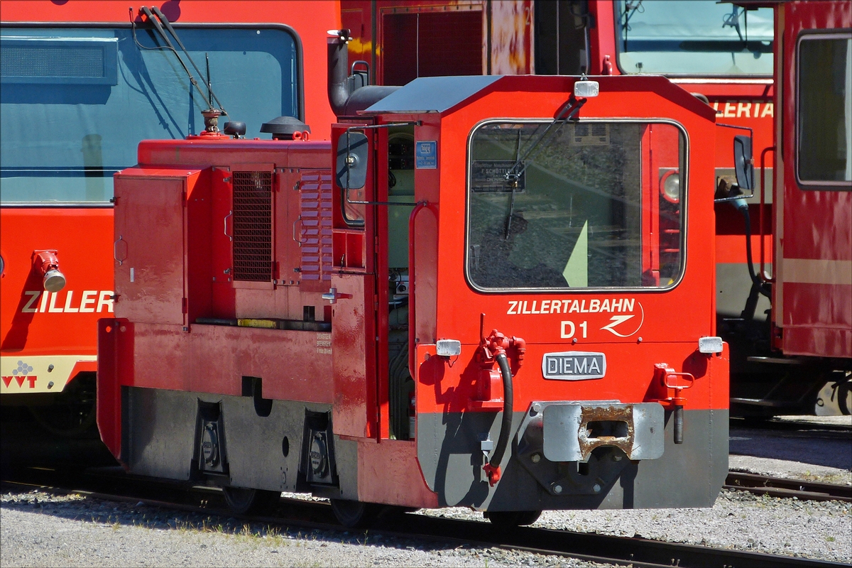 .Diema D1 Baujahr 1991; war zuvor bei Holcim Zementwek in Brunnen (CH) im Einsatz, seit 2013 wird sie in Jenbach f�r den Werkst�ttenverschub eingesetzt.
 
Technische Daten: 
Spurweite 760 mm; 
L�P 5900; 
Vmax 20 km/h; 
Leistung250 Ps; 
aufgenommen im Bahnhofsbereich von Jenbach.  24.08.2016 (Hans)
