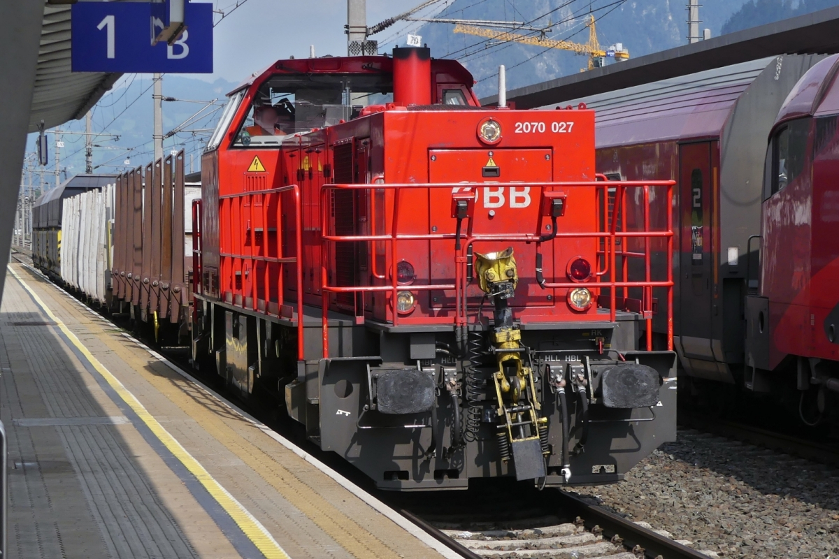 Diesellok 2070 027, steht mit einem kurzen G�terzug auf Gleis 1 in Jenbach. 08.2024