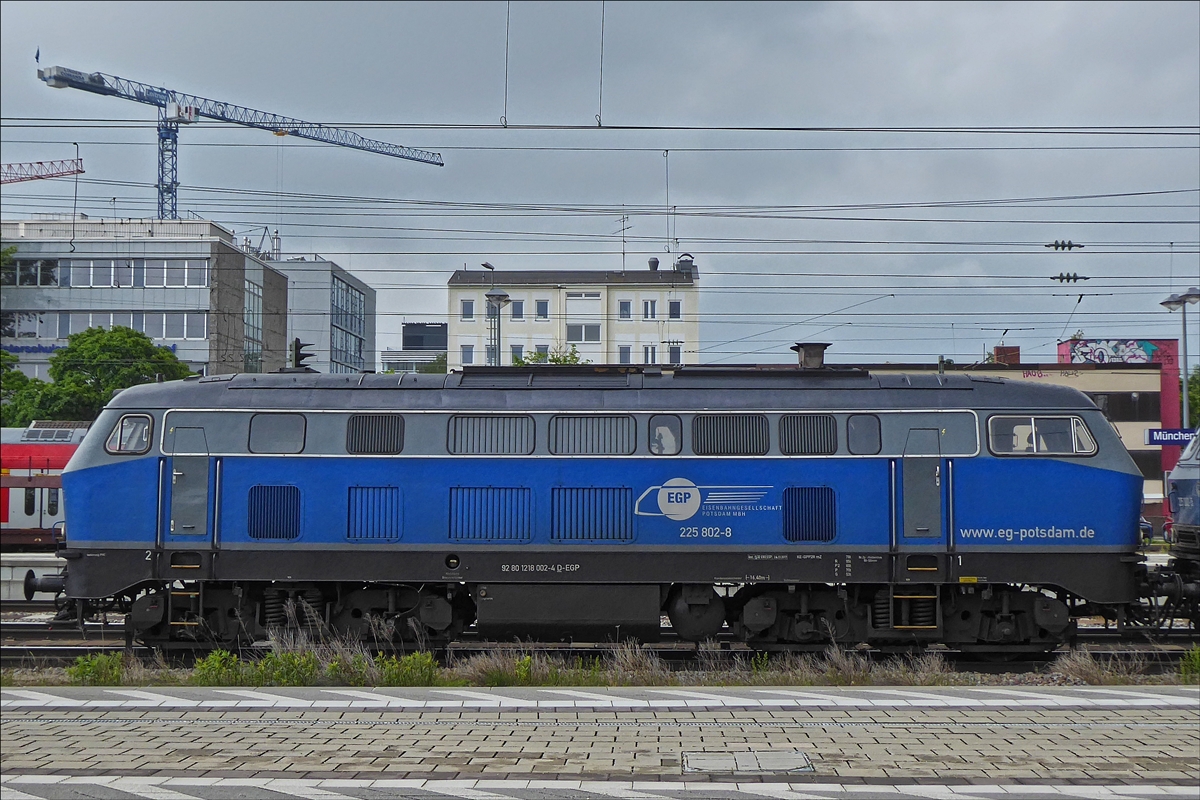Diesellok 225 802-8 (EX 92 80 1218 002-4 D-EGP) von Eisenbahn Gesellschaft Potsdam (EGP) steht abfahrtbereit mit eienm Kesselzug im Bahnhof von M�nchen Ost. 22.05.2019 (Hans)