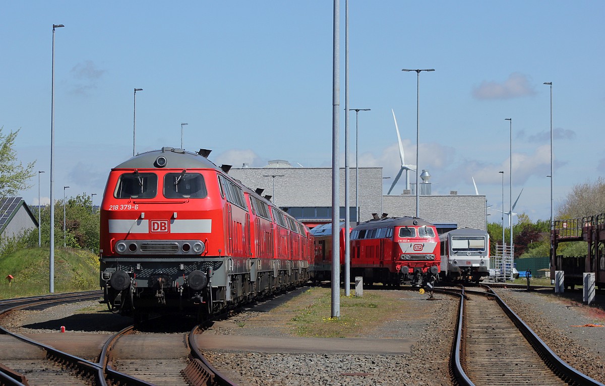 Dieselpower pur....218 379-6 REV/HB X/09.08.16, 218 321-8 REV/HB X/11.04.18, 218 380-4 REV/HB X/12.03.16 mit neuen Achsen, 218 385-3 REV/HB X/21.12.16, 218 473-7 REV/HBS/17.05.13, Verl/ANB/24.04.20 und 245 026-0 REV/FKR X/30.05.16 und rechts daneben die 245 021-0 REV/FKR X/29.09.15 und die RPRS 218 402-6. Bw Nieb�ll 17.05.2020