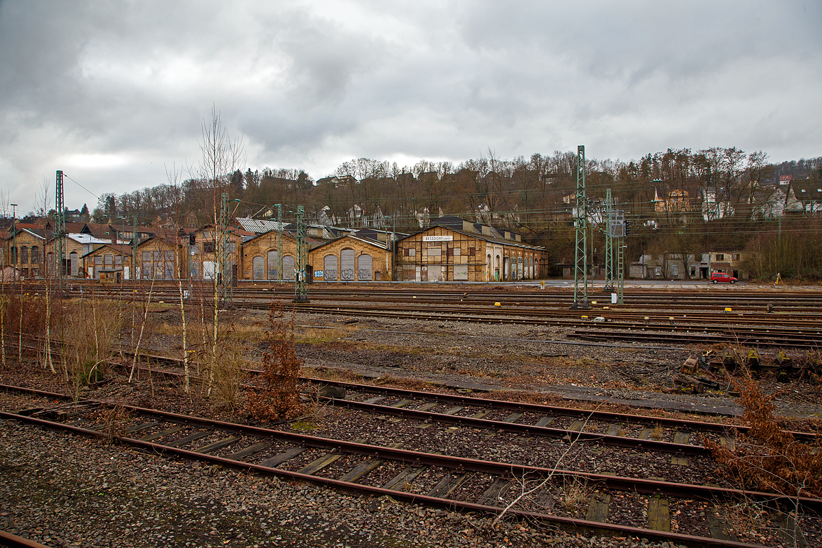 Diesen Blick (hier am 18.01.2022) auf das ehemalige AW Betzdorf (Sieg), zu Reichsbahnzeiten auch Eisenbahnausbesserungswerk (EAW), wird es wohl nicht mehr lange geben. 

In den letzten Jahren waren die Hallen noch an einen großen Büromöbel und Lagerkästen Hersteller der Region vermietet. Bald soll es noch Plänen der Stadt, zu Betzdorfs neuen Mittelpunkt der Stadt werden. Auf dem ca. 10.000 m² großen Areal sollen Wohnungen, Einkaufmöglichkeiten und Arbeitsplätze entstehen. So steht wohl bald diesen Gebäuden auch der Abriss bevor. Hier am 18.01.2022 waren son die ersten Vermessungen im Gange. Der ehemalige Ringlokschuppen wurde bereits 2013/14 abgebroch. 

Noch ein kleiner Aufruf an die Fotografen bzw. Fotografenerben:
Über alte Bilder wie hier vom AW Betzdorf, aber auch anderen in der Region, sowie Bilder mit Bahnbezug in der Region, wäre ich sehr dankbar. Wer sich nicht anmelden möchte oder die Fotos nur als Negativ, Dia oder auf Papier (analog) hat kein Problem, darum kümmere ich mich gerne, natürlich nun mit Quellenangabe. Einfach kurze Mail an mich, Daten siehe Impressum.
