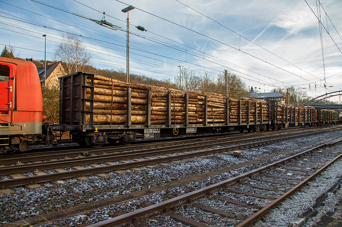 Direkt hinter der 151 099-9 drei vierachsiger Holztransportwagen (Drehgestell-Flachwagen mit Rungen und Stirnw�nden) der Gattung Rnoos-uz, der Rail Cargo Austria (zur �BB), beladen mit Fichten-Rundholz, am 22.12.2021 im Zugverband bei einer Zugdurchfahrt in Kreuztal. Es waren von links nach rechts der 31 81 3523 474-4 A-RCW,
31 81 3523 565-9 A-RCW und 31 81 3523 431-4 A-RCW.

Die �BB bzw. Rail Cargo Group z�hlen in ihrem Fuhrpark mehrere f�r den Holztransport dienliche Wagenkonstruktionen. Als eine der j�ngsten Bauarten mit Drehgestellen ist der Rungenwagen Rnoos-uz zu nennen. Dieser Wagentyp wurde eigens f�r die �BB beschafft, die im eigenen Lande noch, dank staatlicher Unterst�tzung, umfangreiche Holztransporte durchf�hrt. Im Bestand befinden sich rd. 300 Wagen, die eine L�P von fast 23 Meter erreichen. F�r die Verzurrung des Ladesgutes mit Spanngurte oder �hnlichen sind im Wagenboden weitere �ffnungen vorgesehen. Der Wagen hat 9 Spanngurte und 10 fixe Rungenpaare.

Ein Wagen mit der Gattungsbezeichnung Rnoos-uz charakterisiert sich wie folgt:
R – Flachwagen in Regelbauart mit Drehgestellen
n – Lastgrenze > 60 t
oo – feste Stirnw�nde ≥ 2 m
s – geeignet f�r Z�ge bis 100 km/h
u – Ladel�nge 20,7 m
z – Ladel�nge 21 m (Rns)
