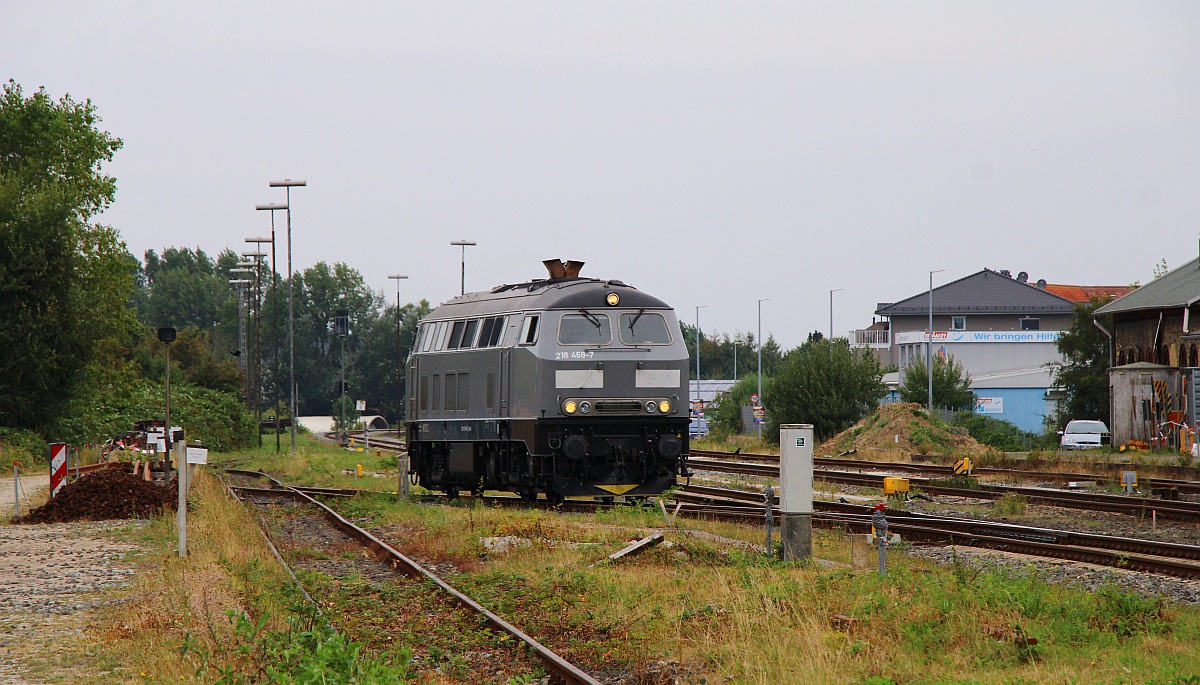 Direkt hinterher....NESA 218 468 verlässt hier Husum gen Süden. 08.09.2022